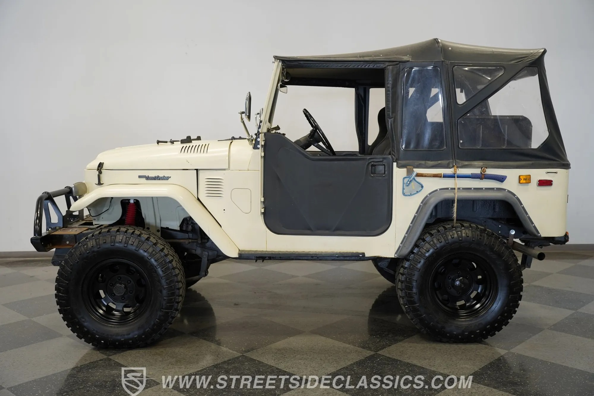 1974 Toyota Land Cruiser FJ40 - 2