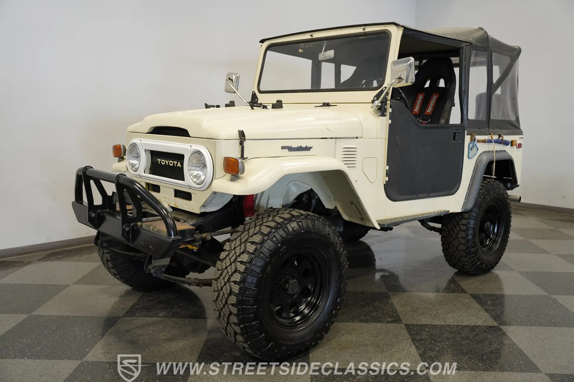 1974 Toyota Land Cruiser FJ40 - 4