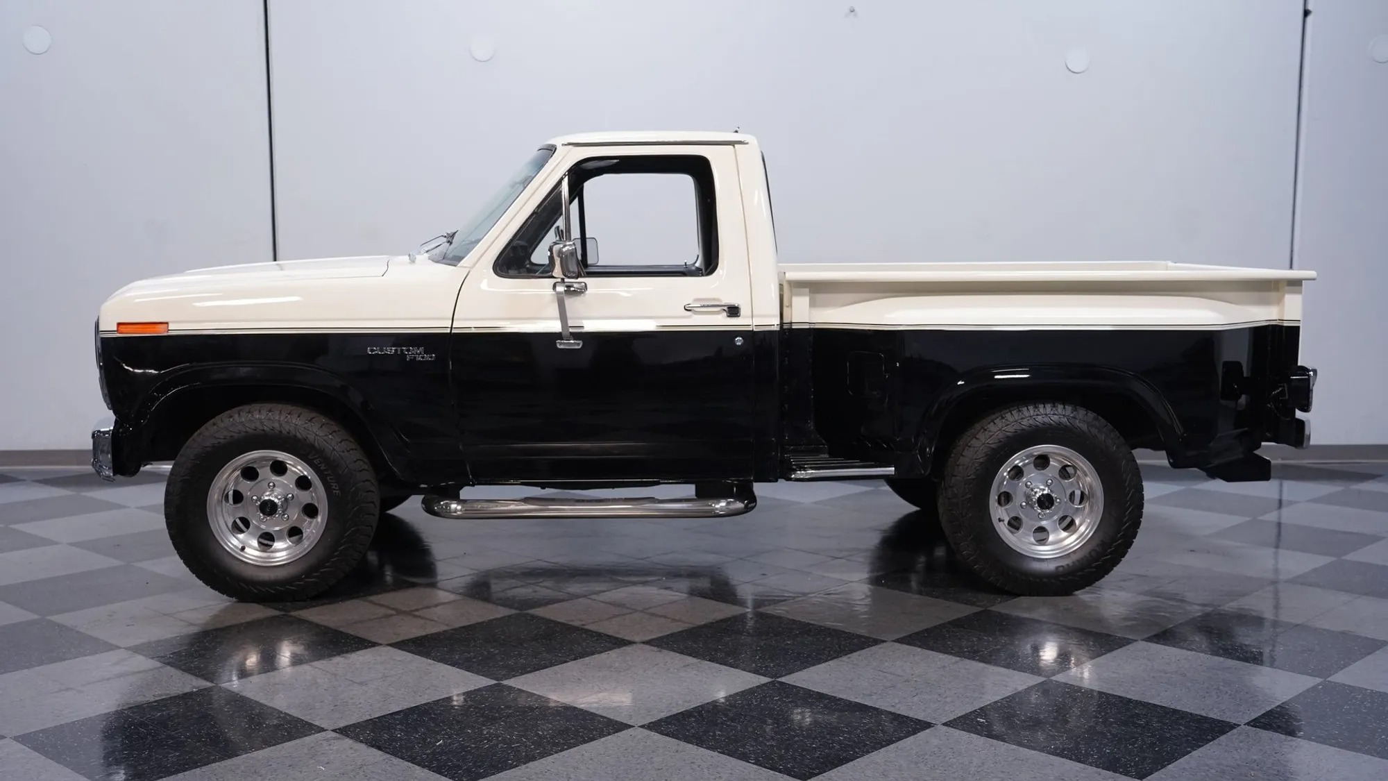 1981 Ford F-100 Custom Flareside - 2
