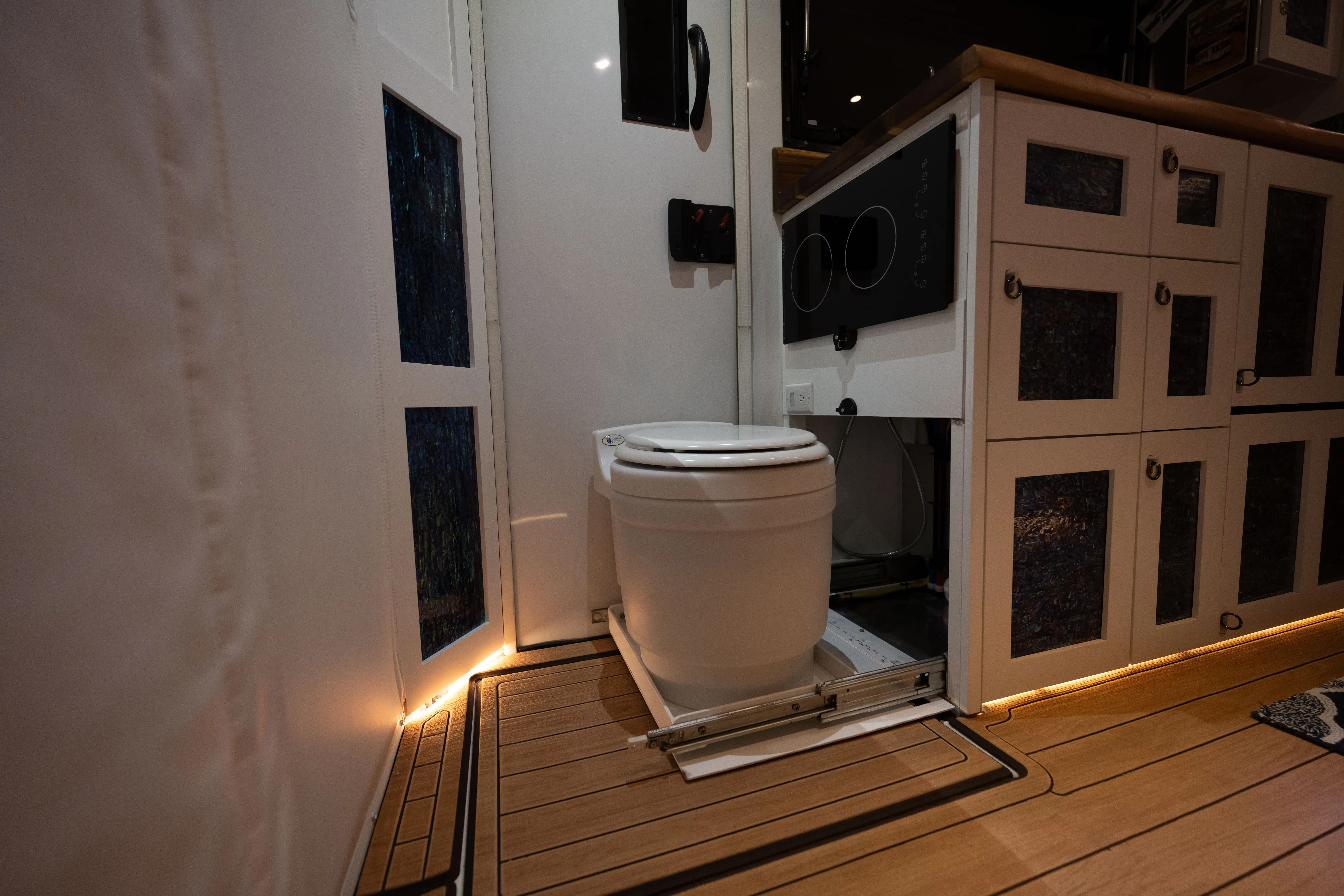 2021 Ford F-550 Expedition Vehicle