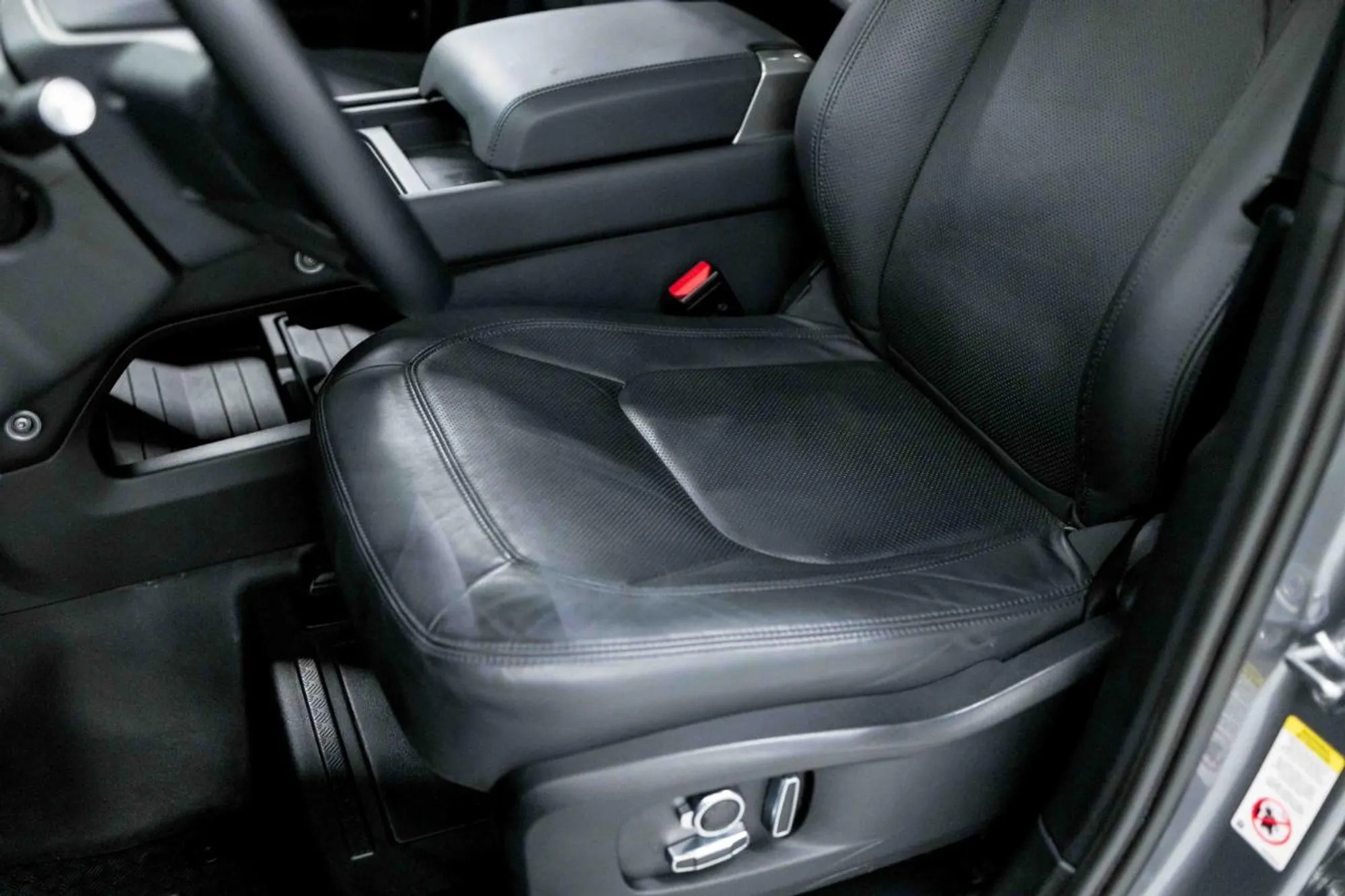 2023 Land Rover Defender SE