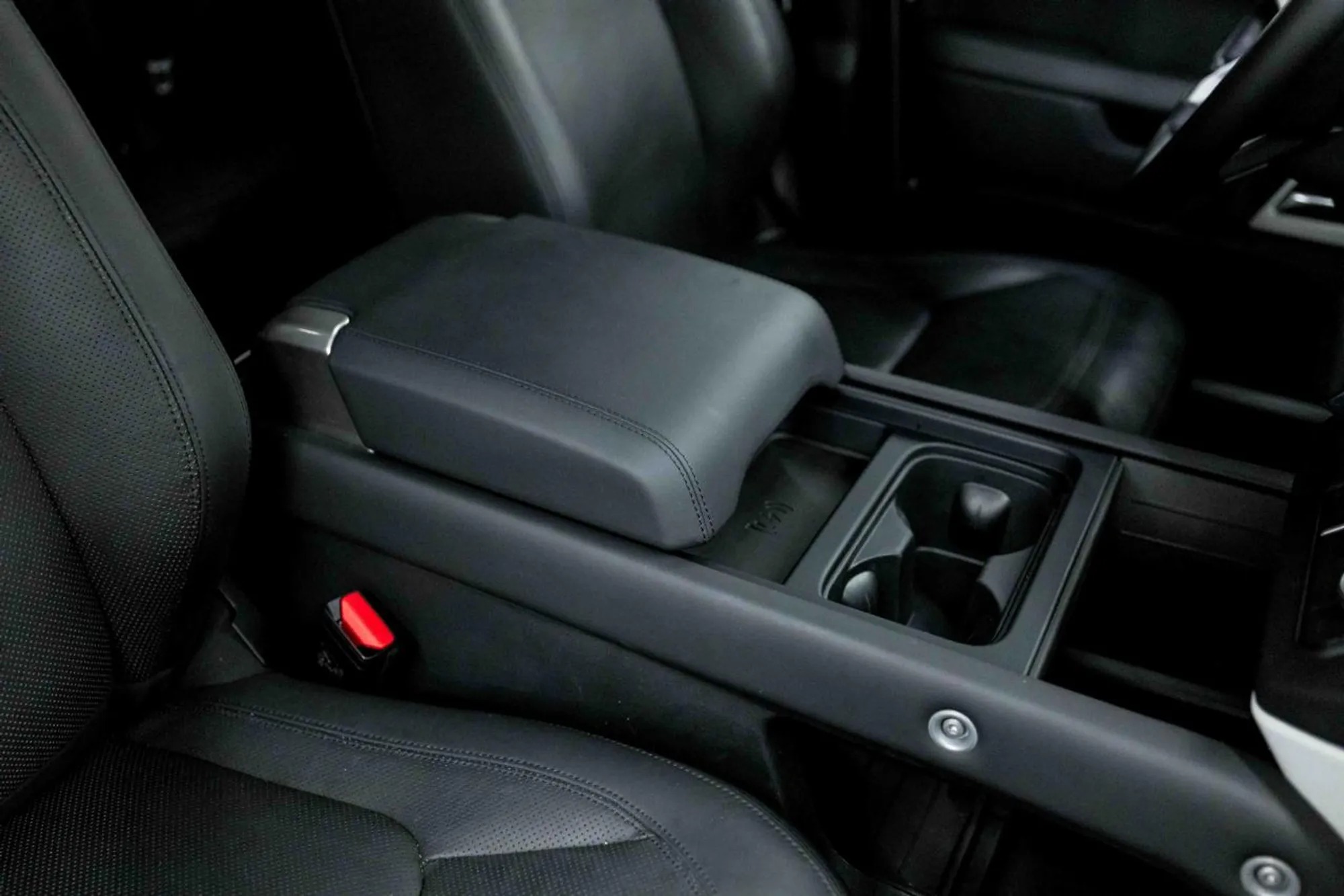 2023 Land Rover Defender SE