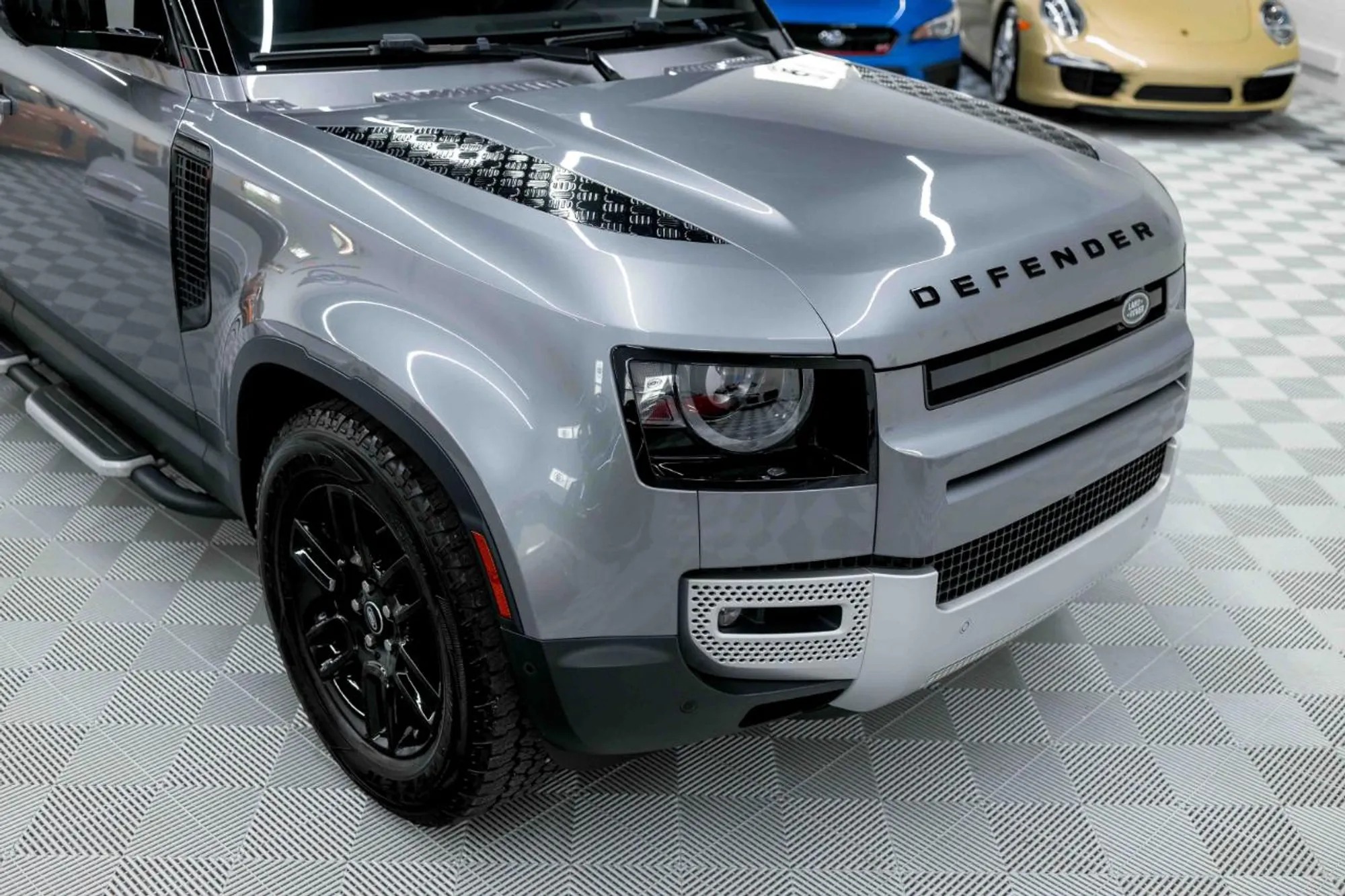 2023 Land Rover Defender SE