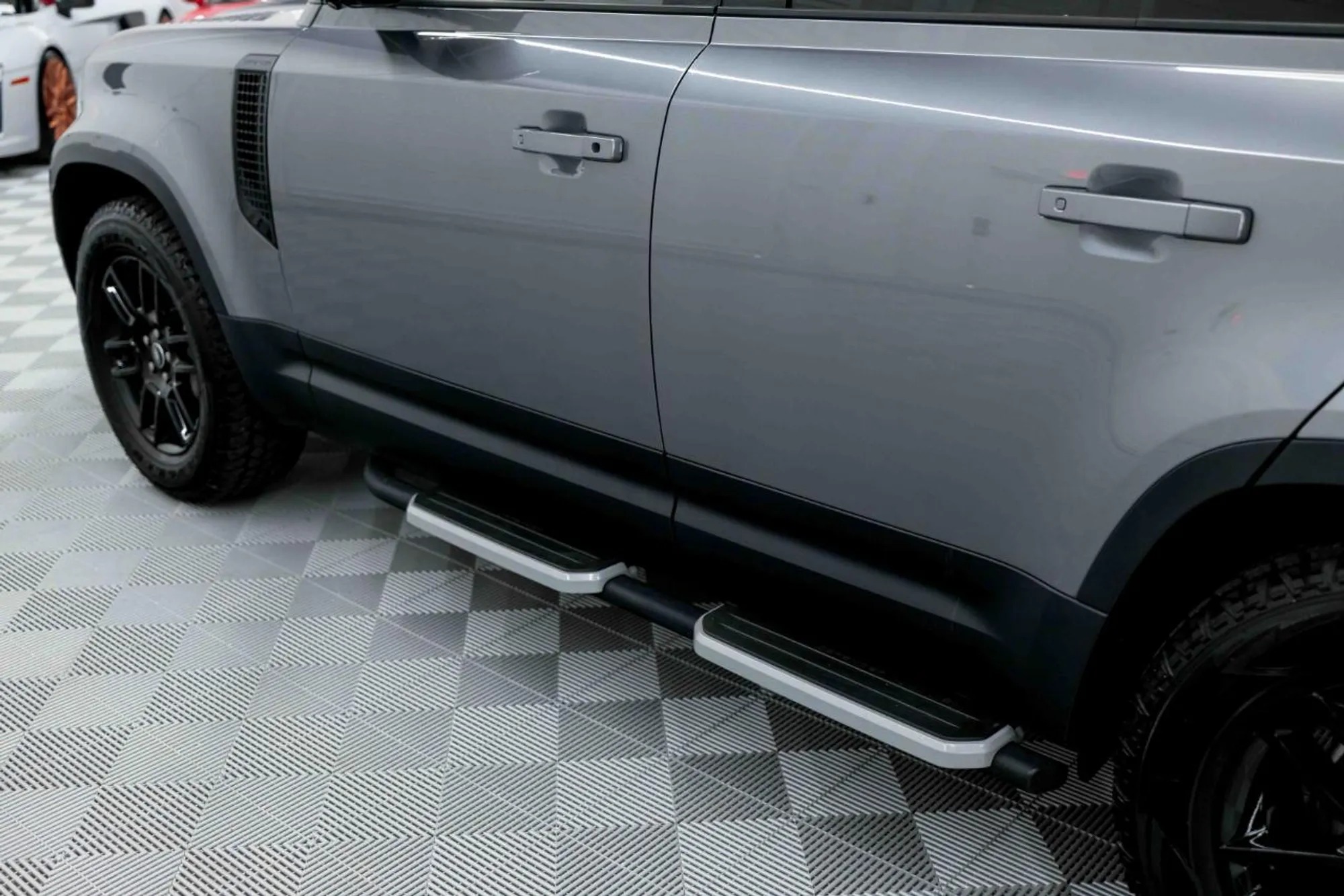 2023 Land Rover Defender SE