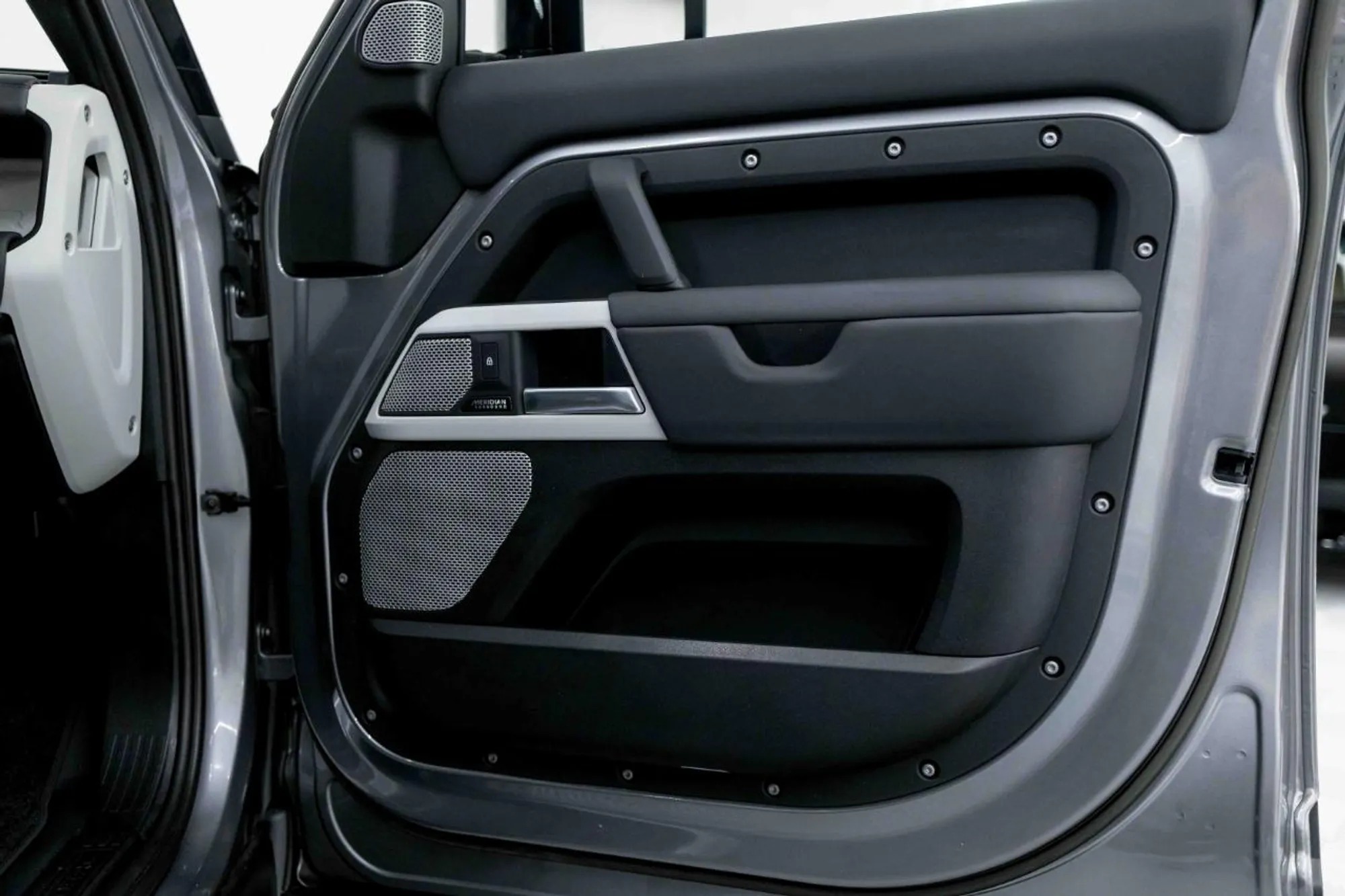 2023 Land Rover Defender SE