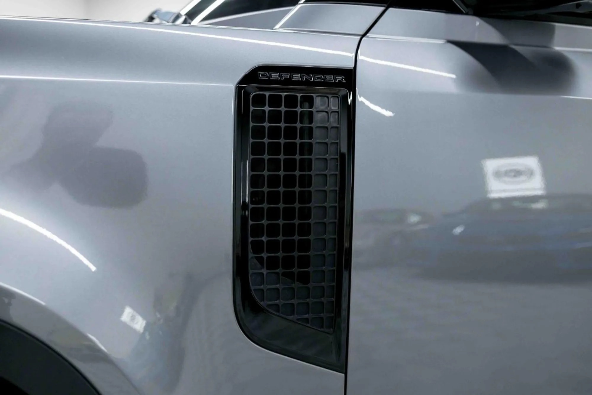 2023 Land Rover Defender SE