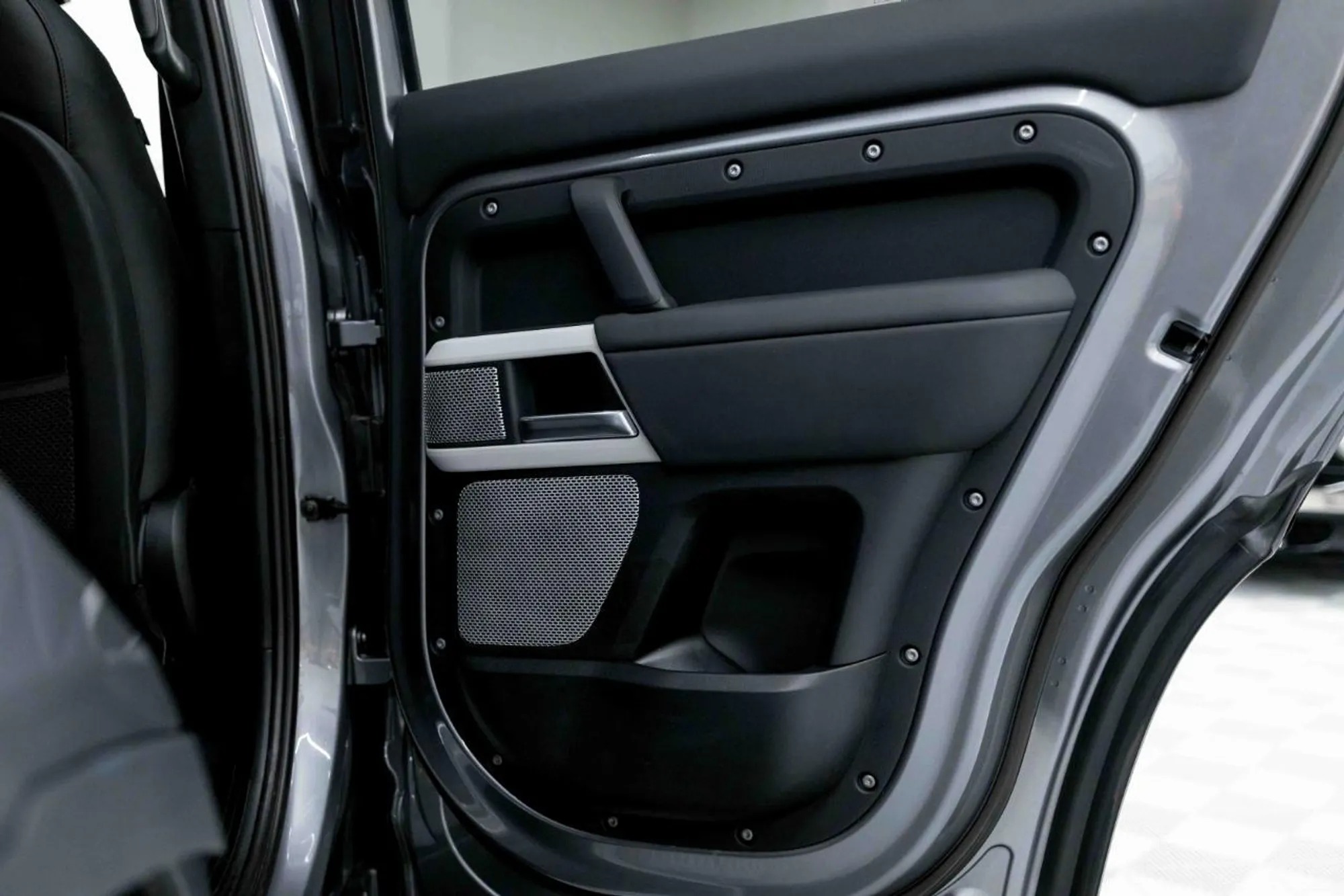 2023 Land Rover Defender SE