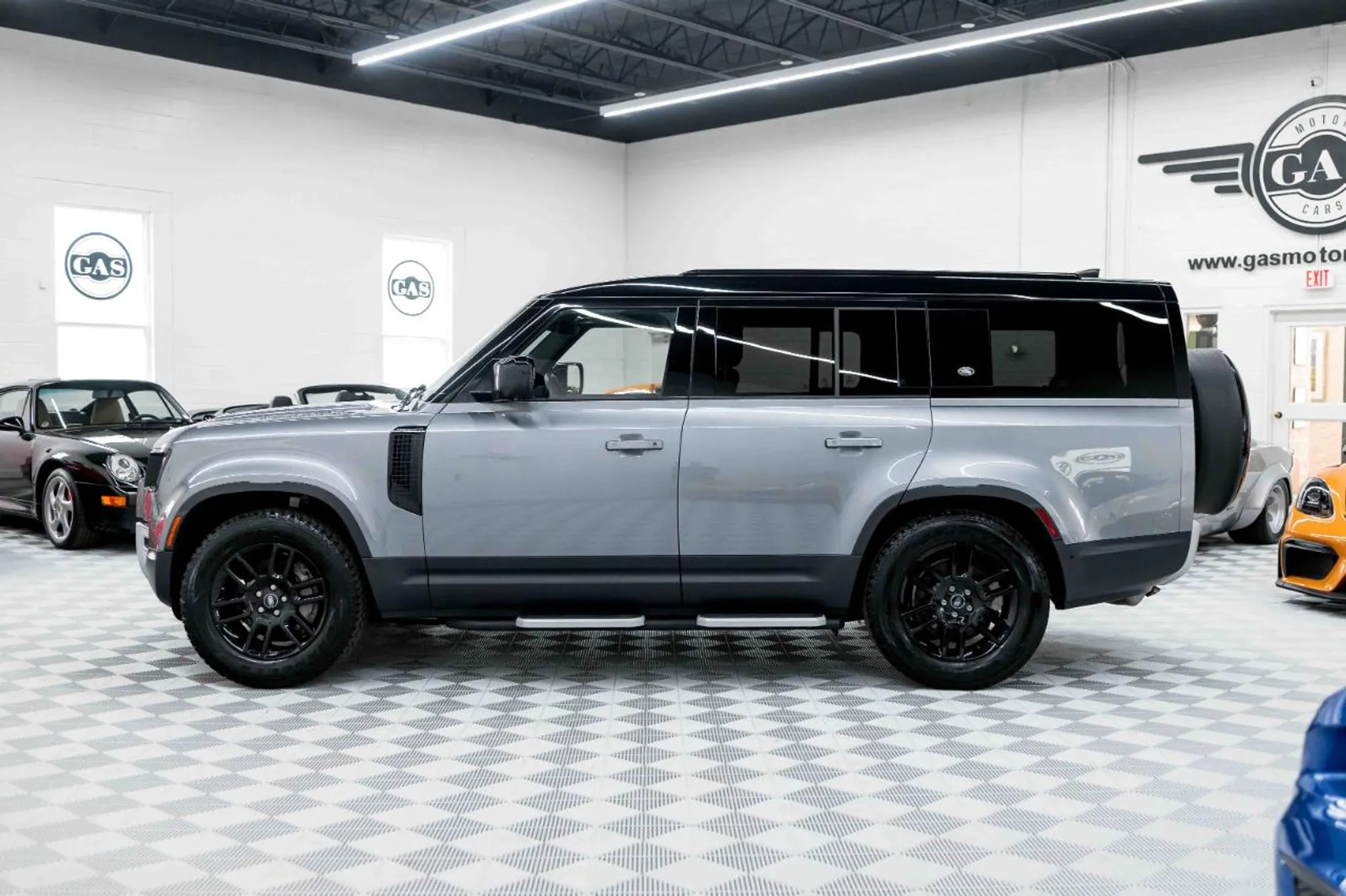 2023 Land Rover Defender SE