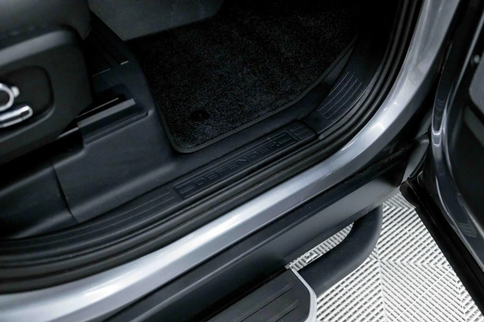 2023 Land Rover Defender SE