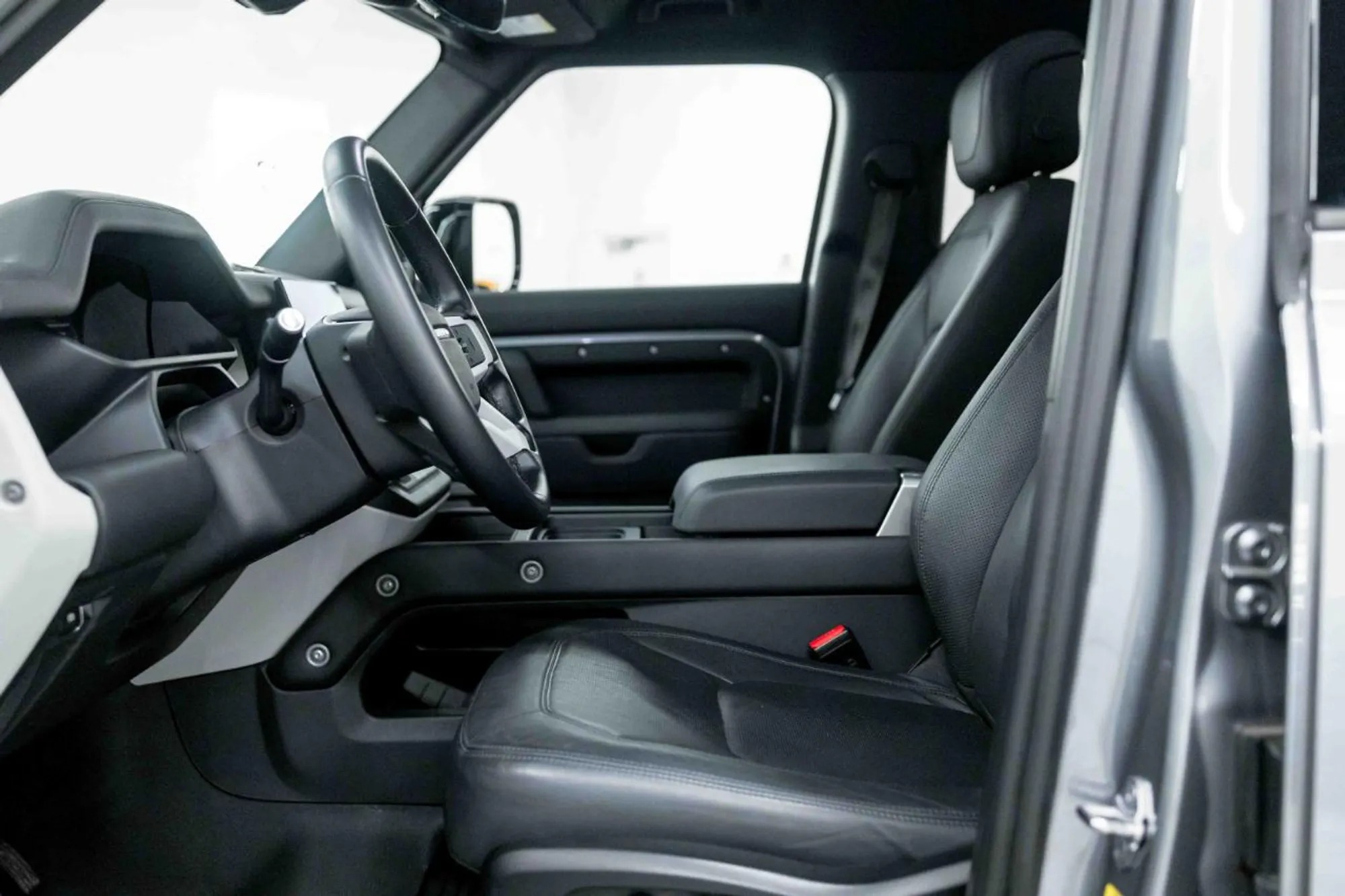 2023 Land Rover Defender SE