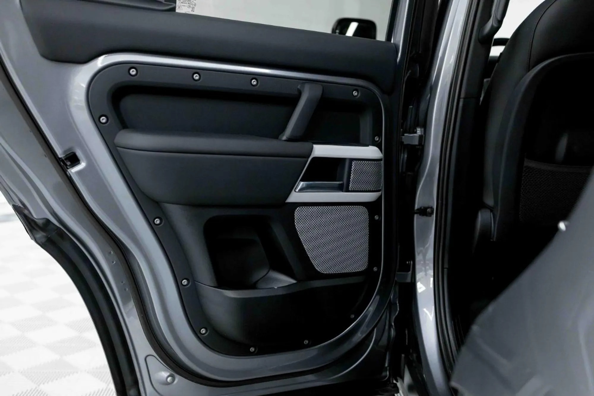 2023 Land Rover Defender SE