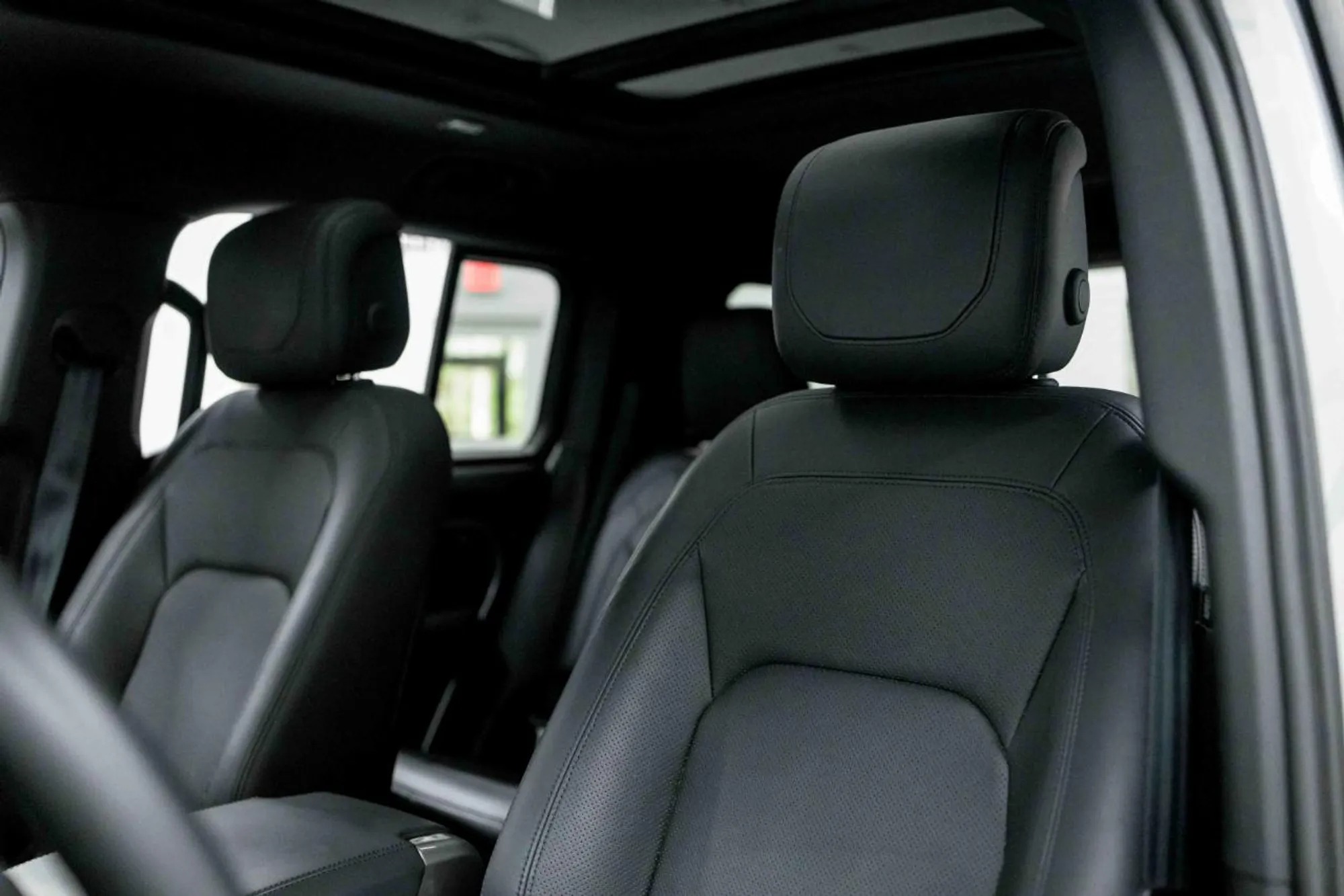 2023 Land Rover Defender SE