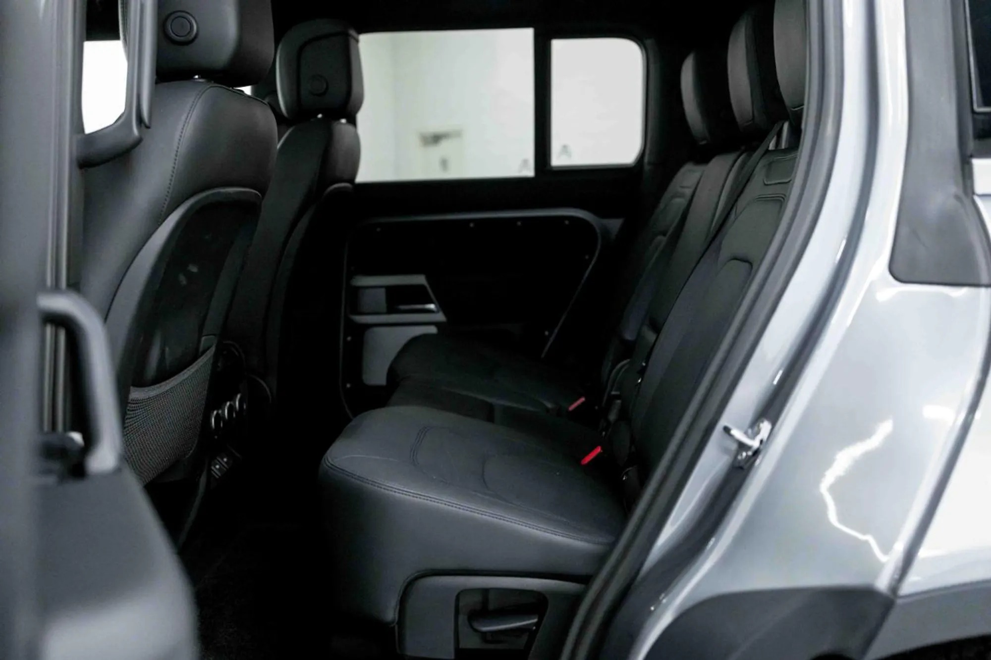 2023 Land Rover Defender SE