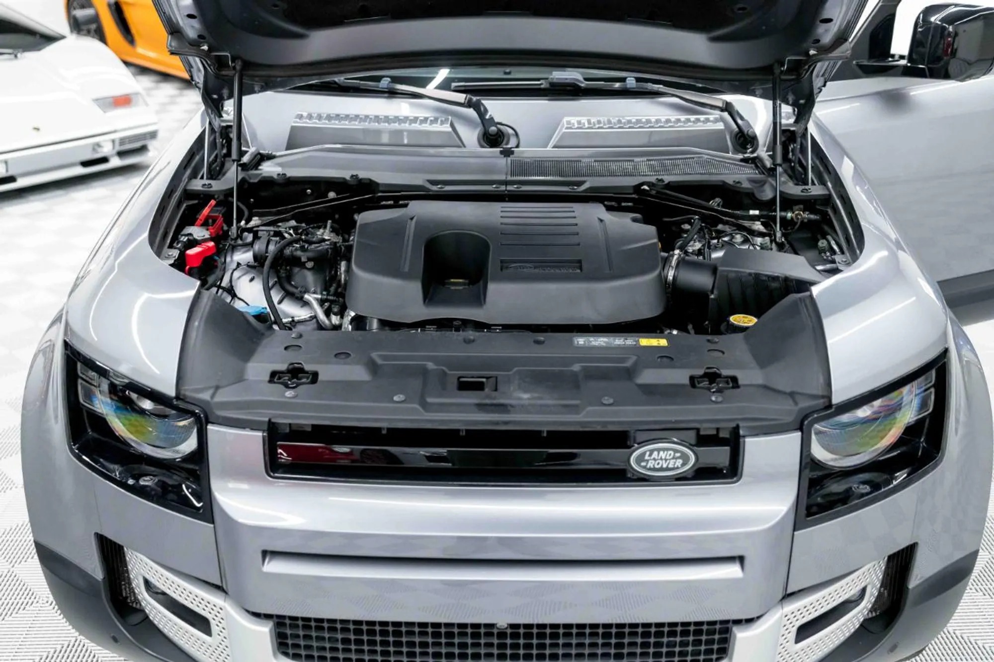 2023 Land Rover Defender SE