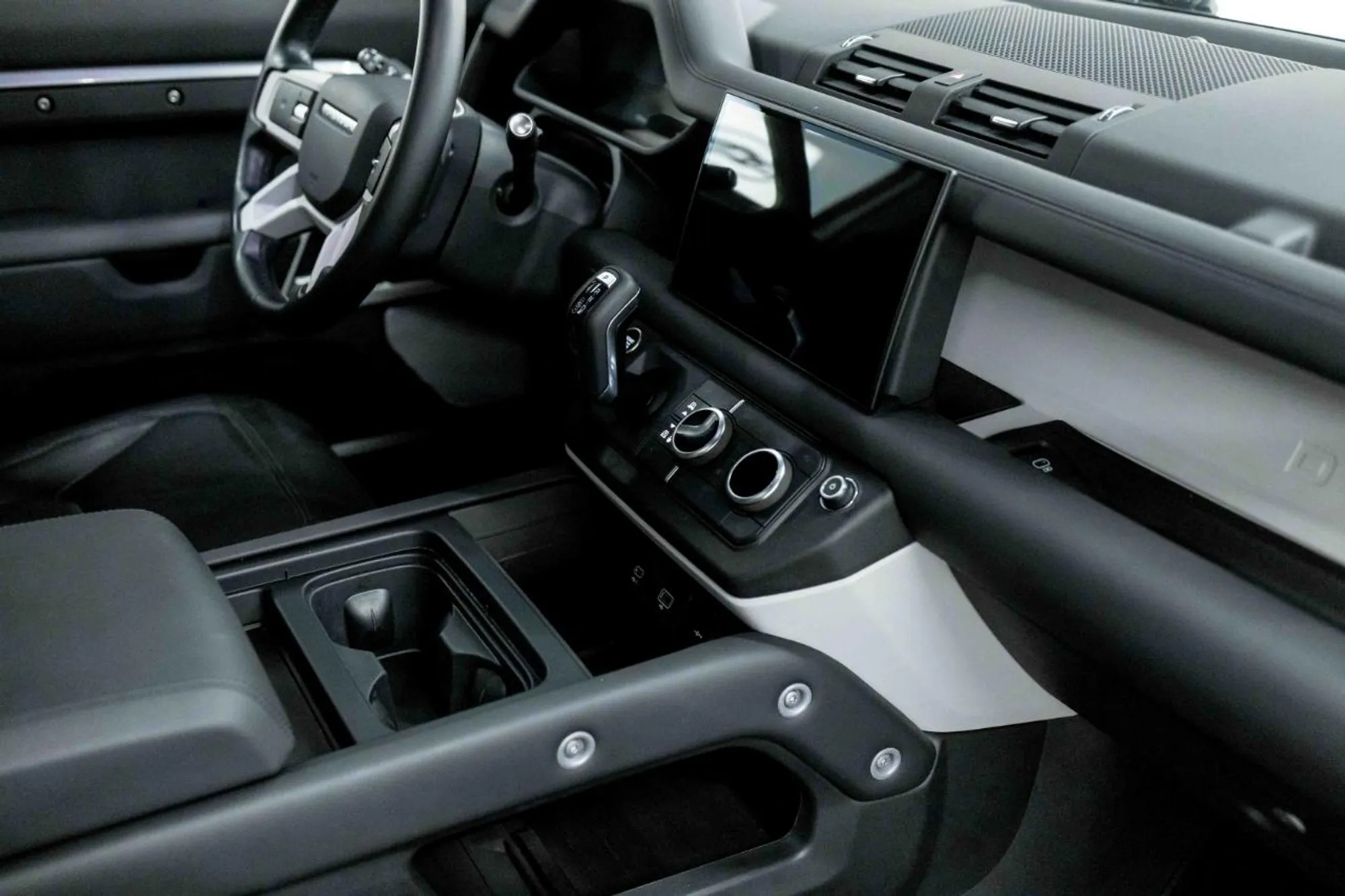 2023 Land Rover Defender SE