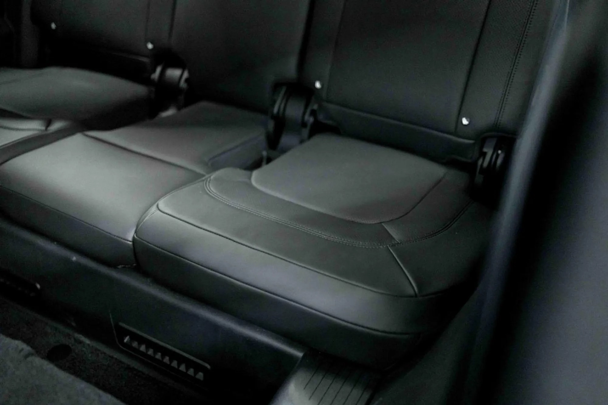 2023 Land Rover Defender SE