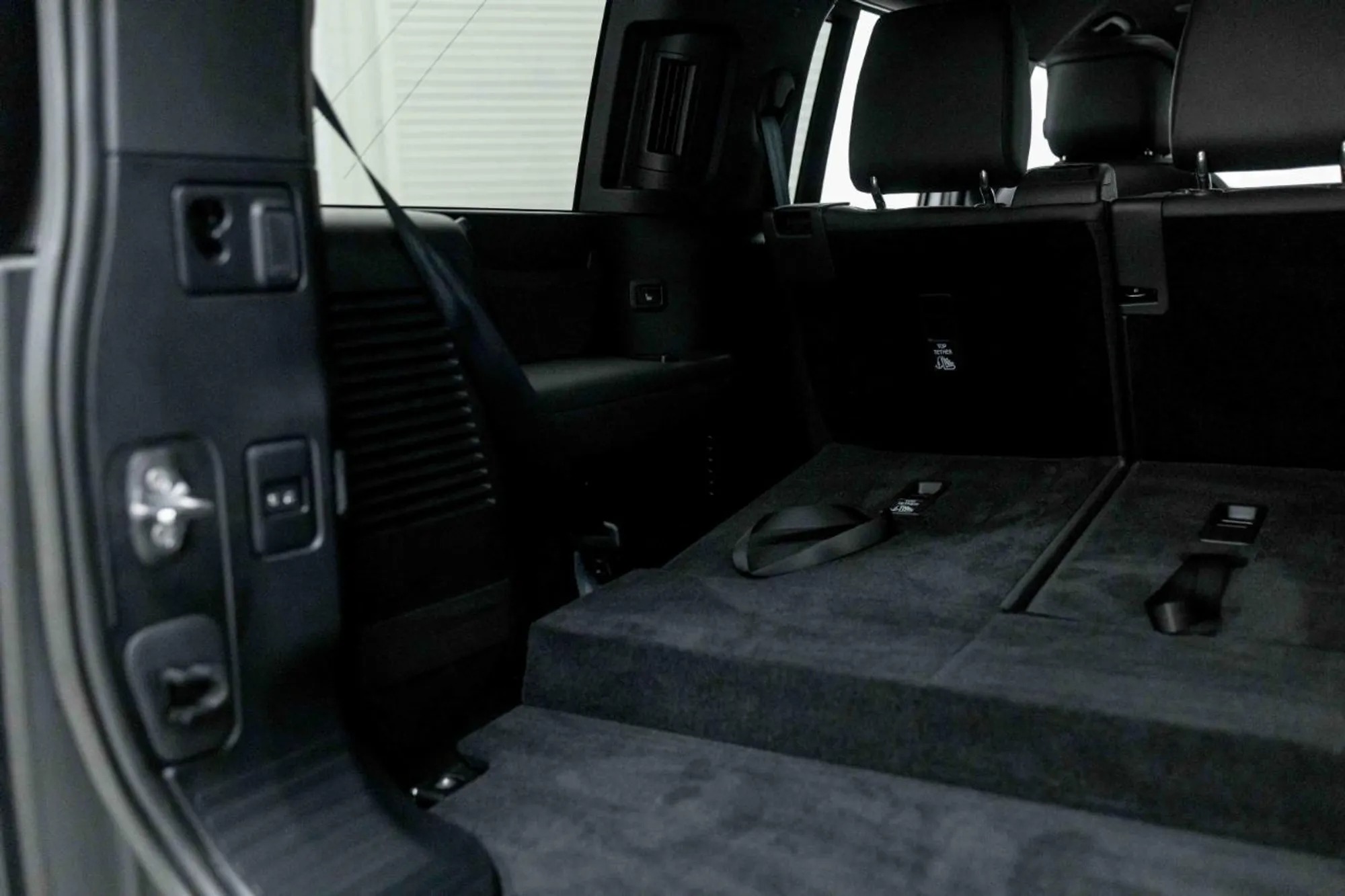 2023 Land Rover Defender SE