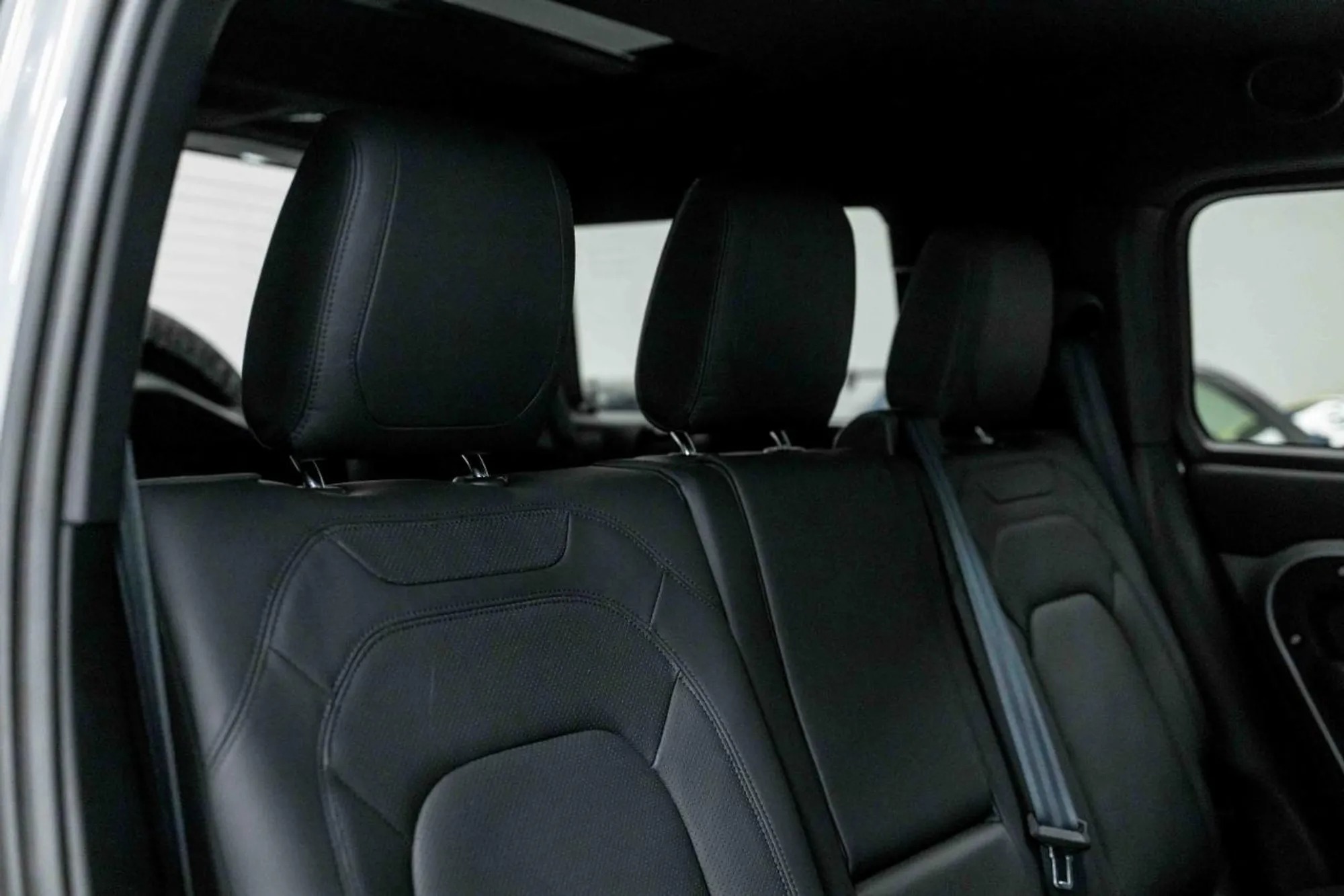 2023 Land Rover Defender SE