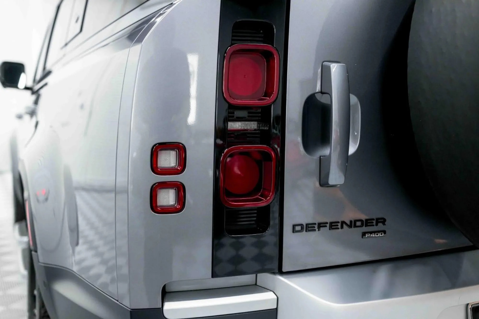 2023 Land Rover Defender SE