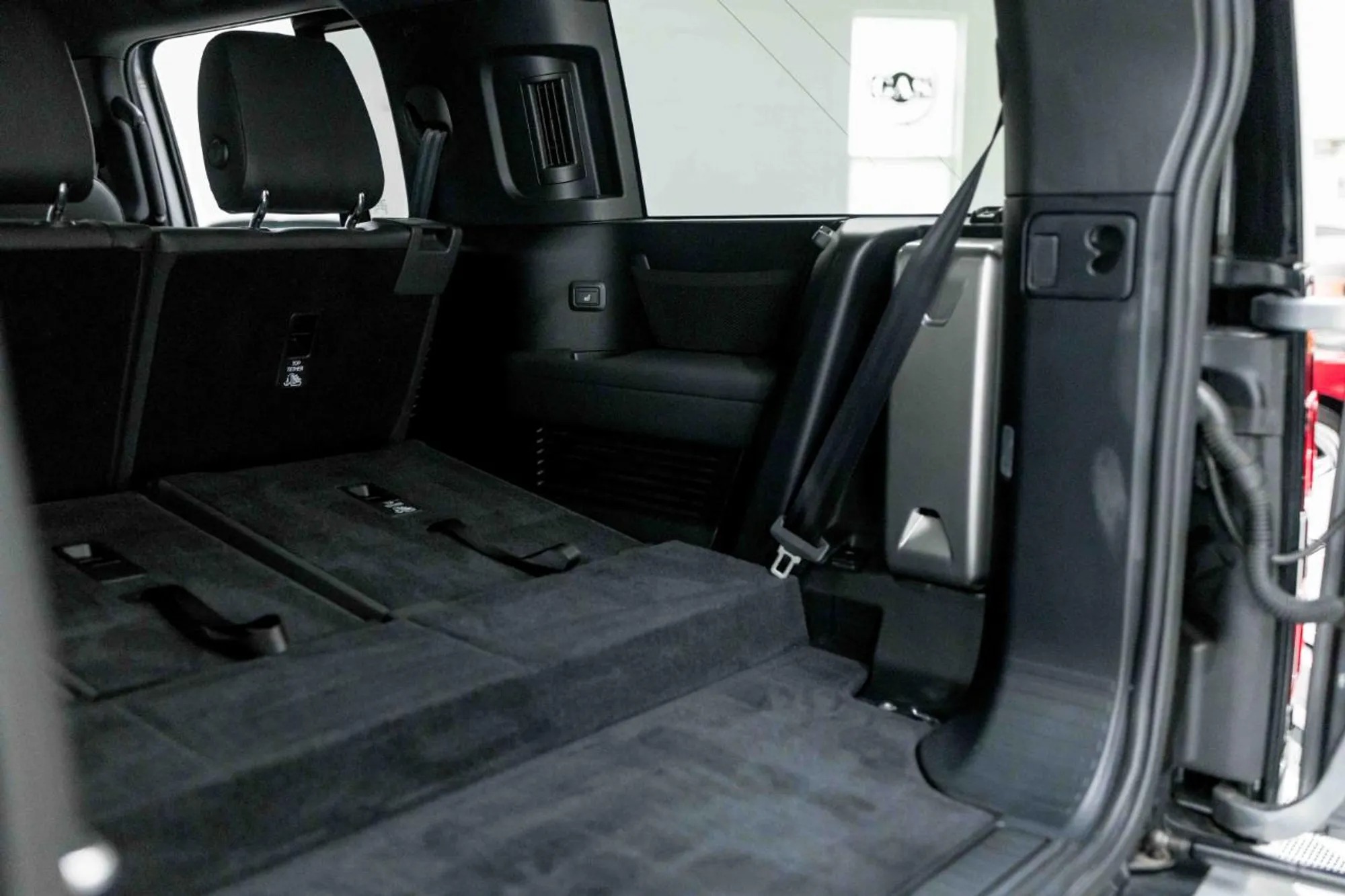 2023 Land Rover Defender SE