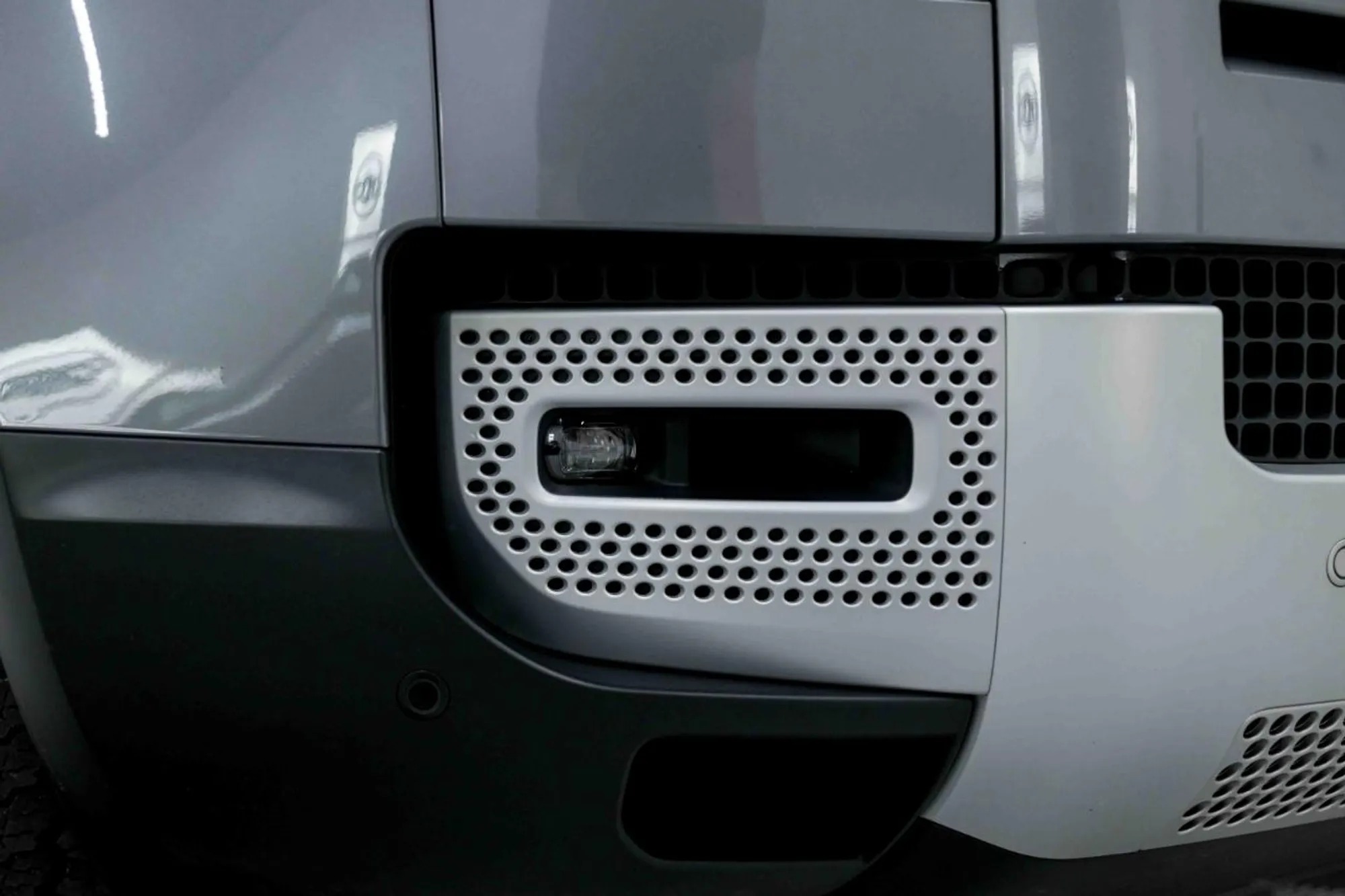 2023 Land Rover Defender SE