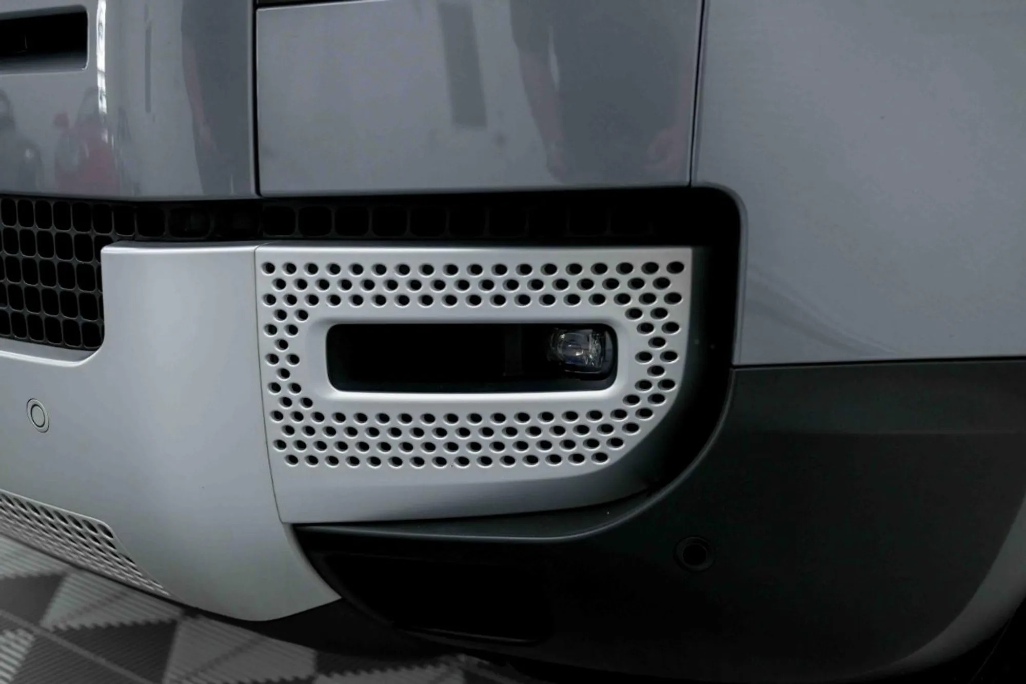 2023 Land Rover Defender SE