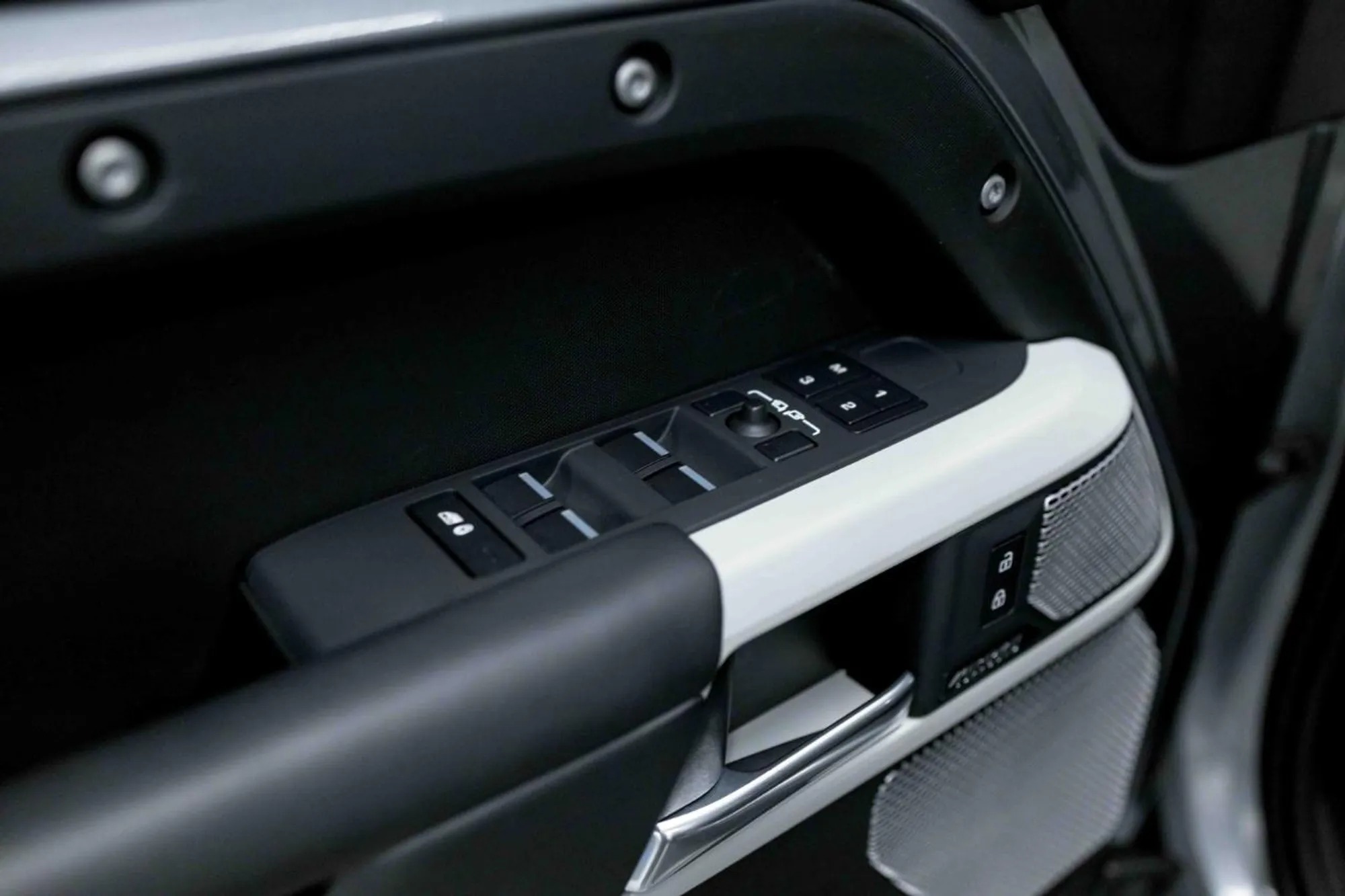 2023 Land Rover Defender SE