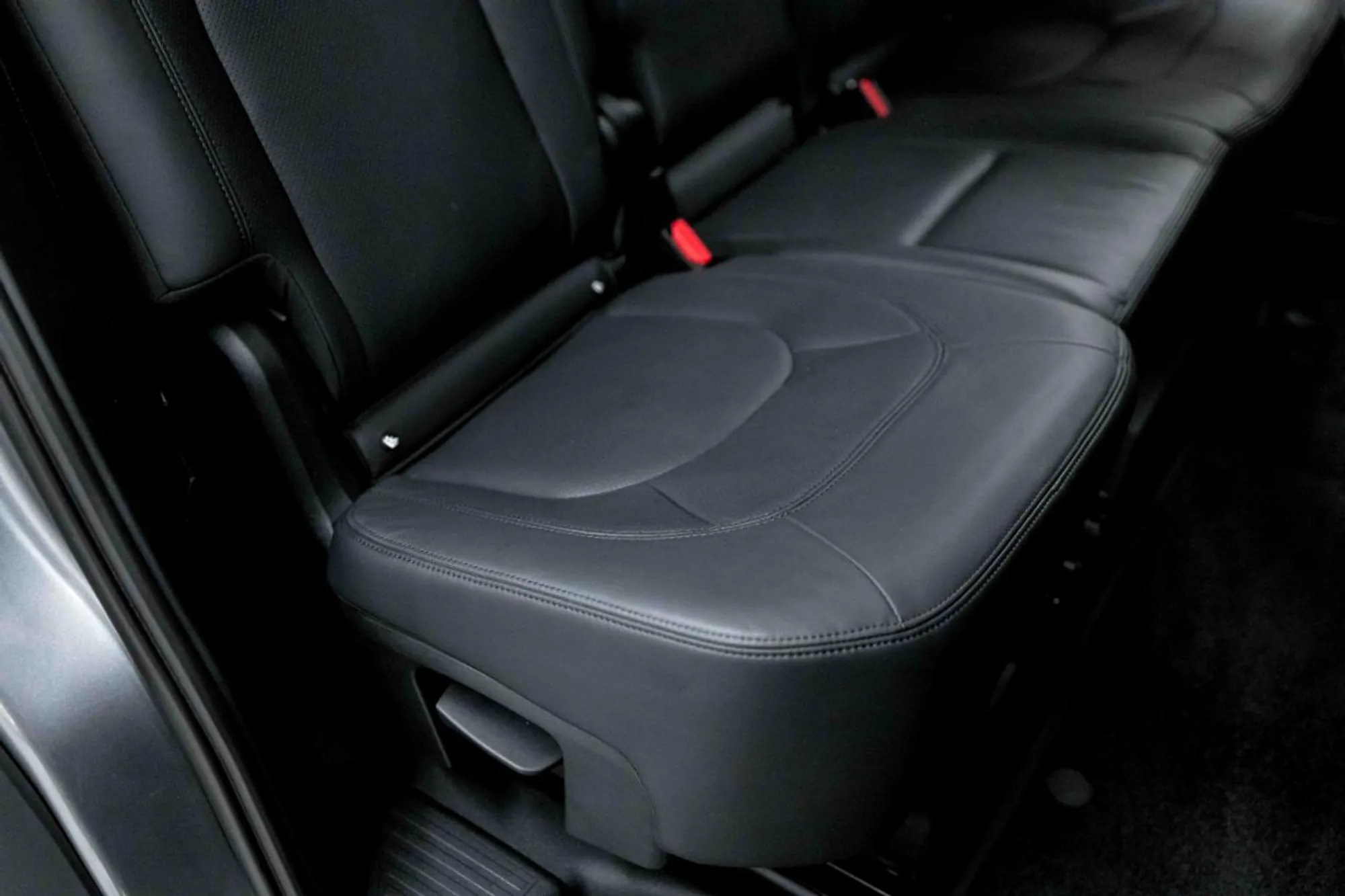 2023 Land Rover Defender SE