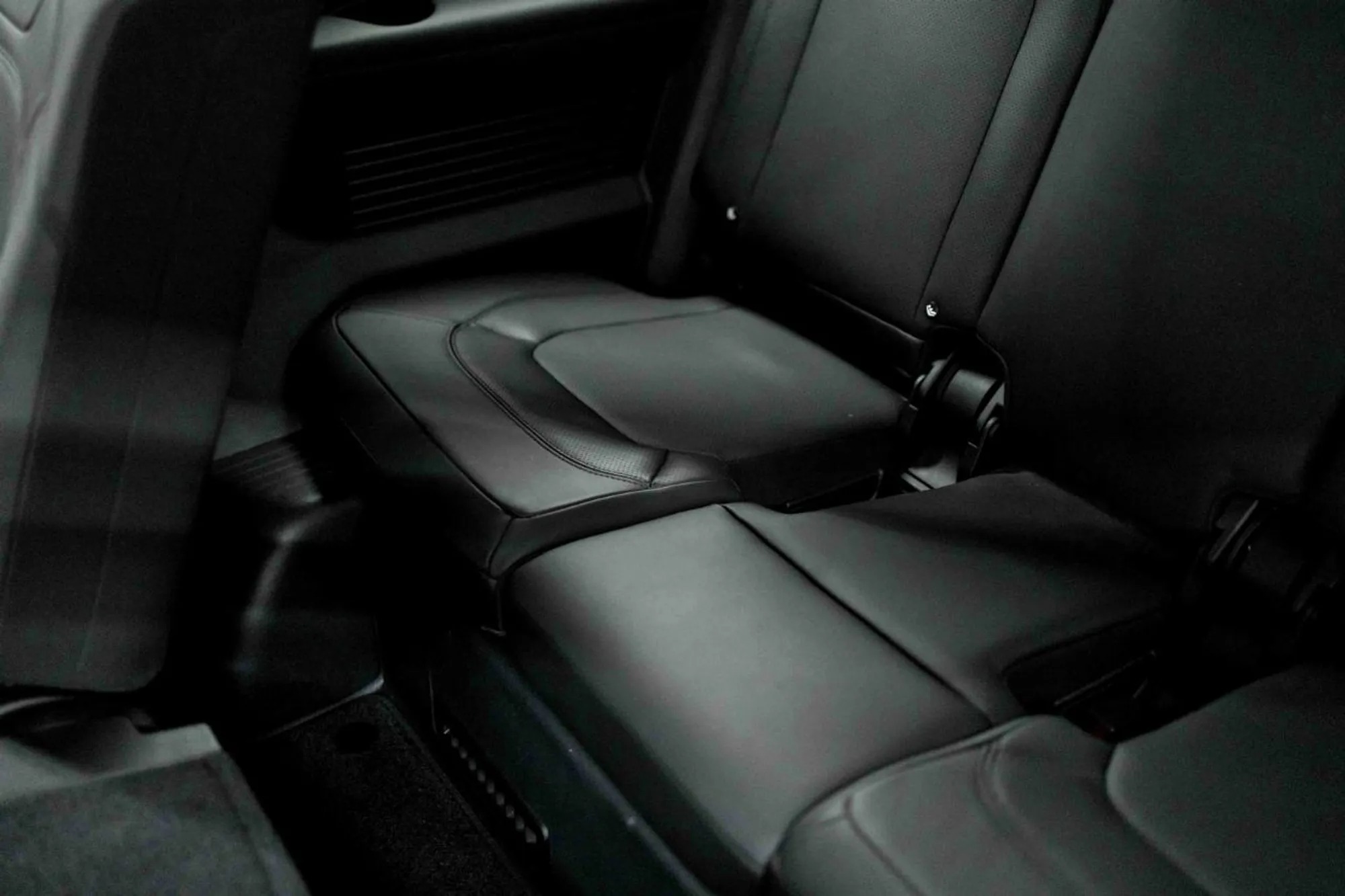 2023 Land Rover Defender SE