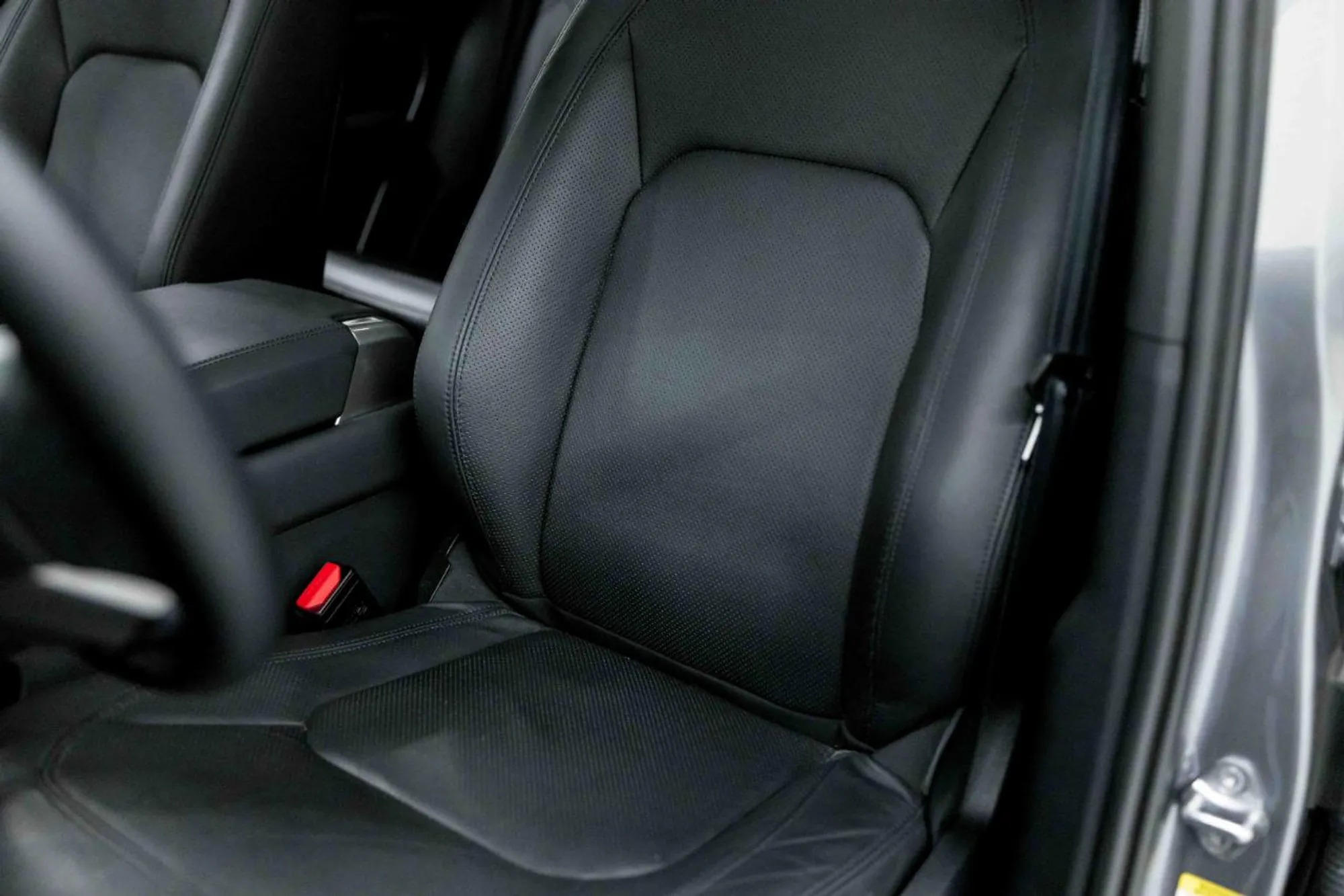 2023 Land Rover Defender SE