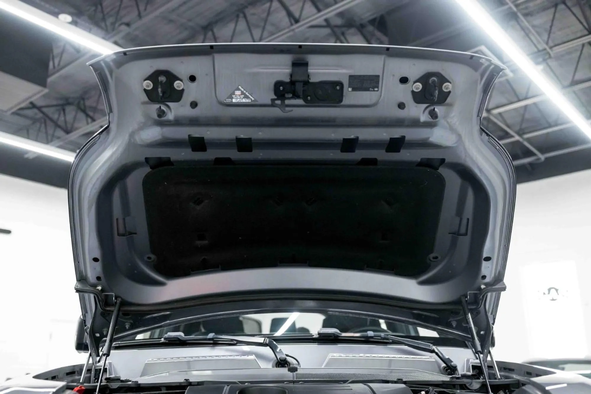 2023 Land Rover Defender SE