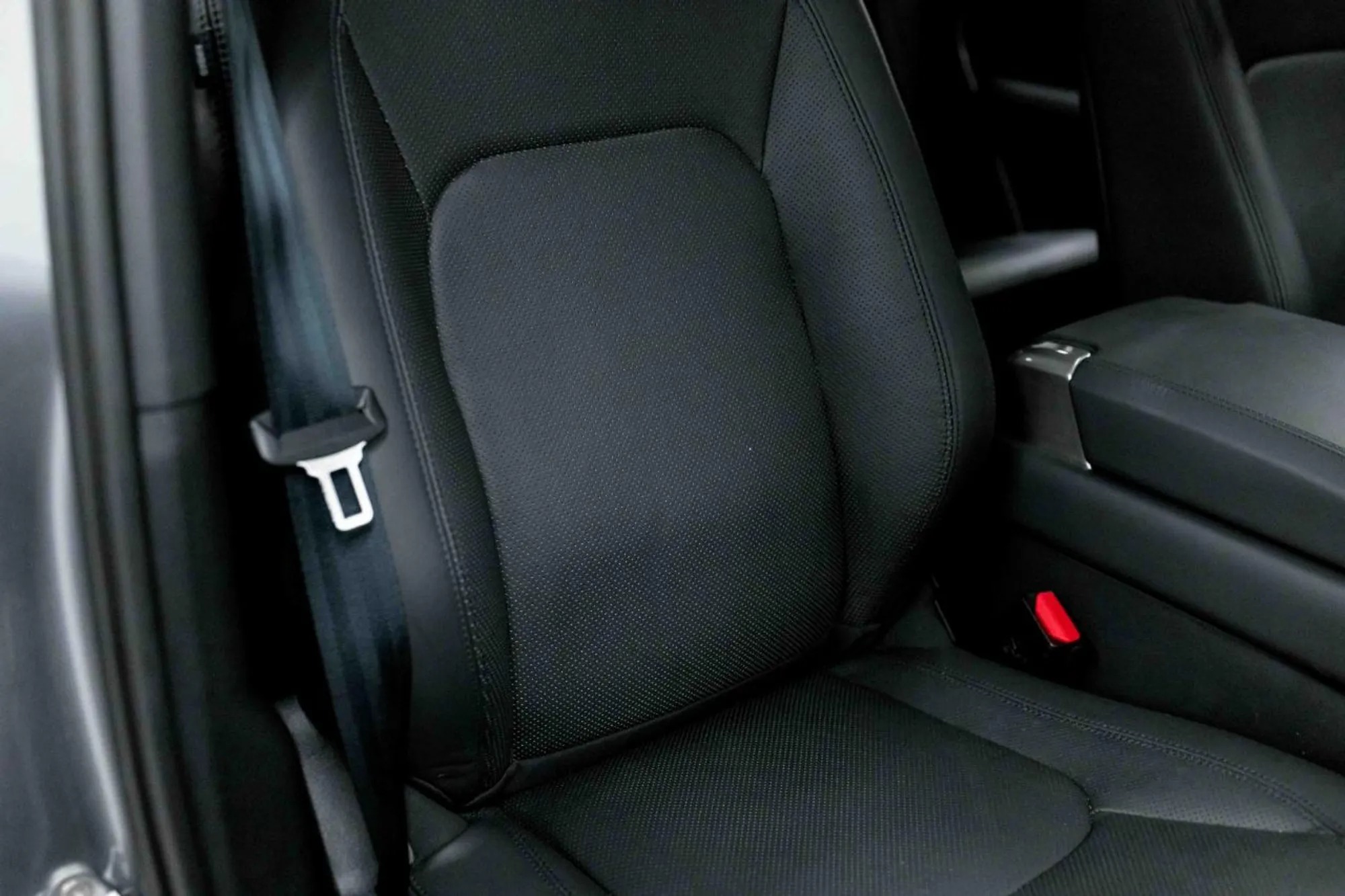 2023 Land Rover Defender SE