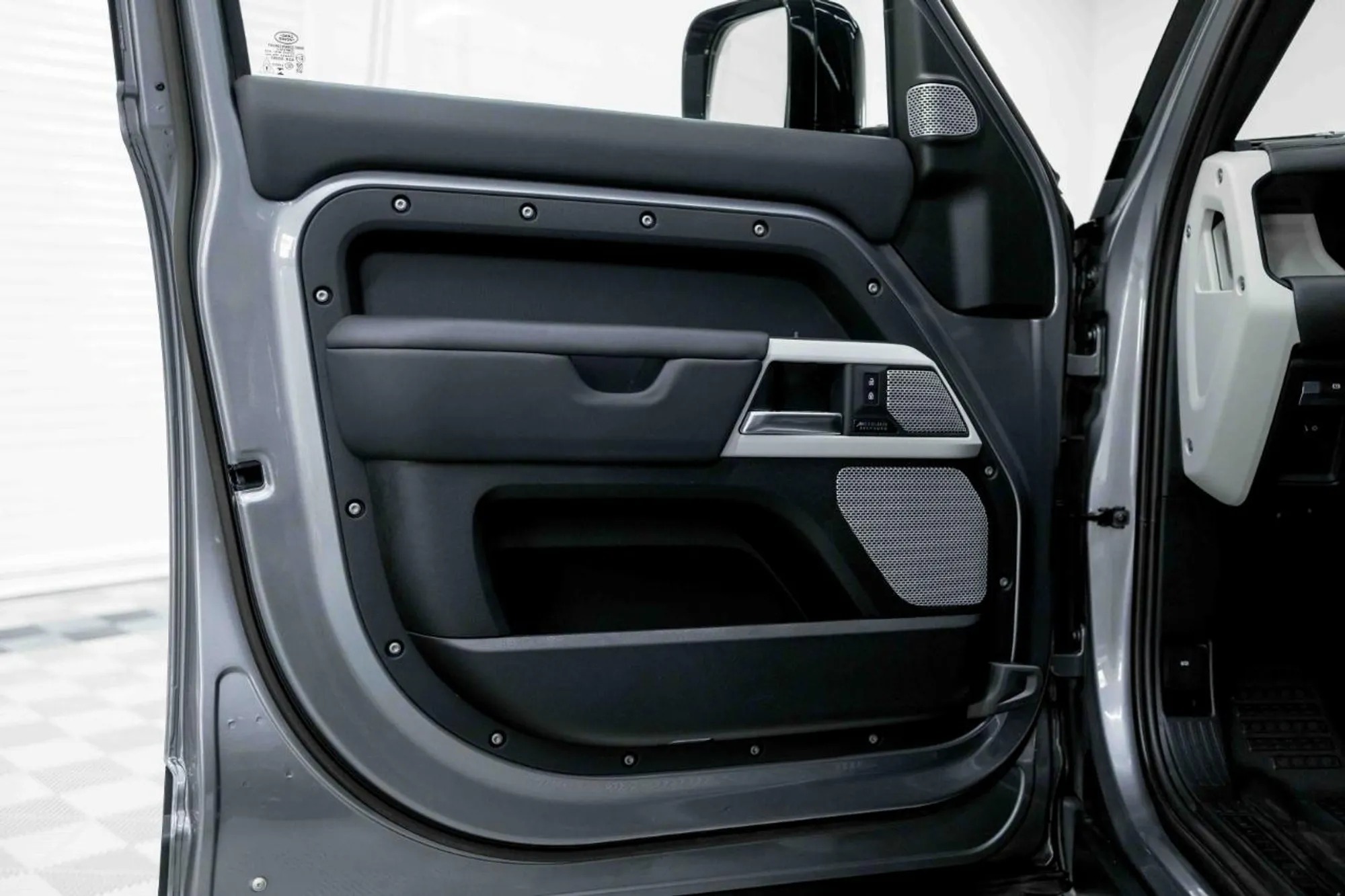 2023 Land Rover Defender SE