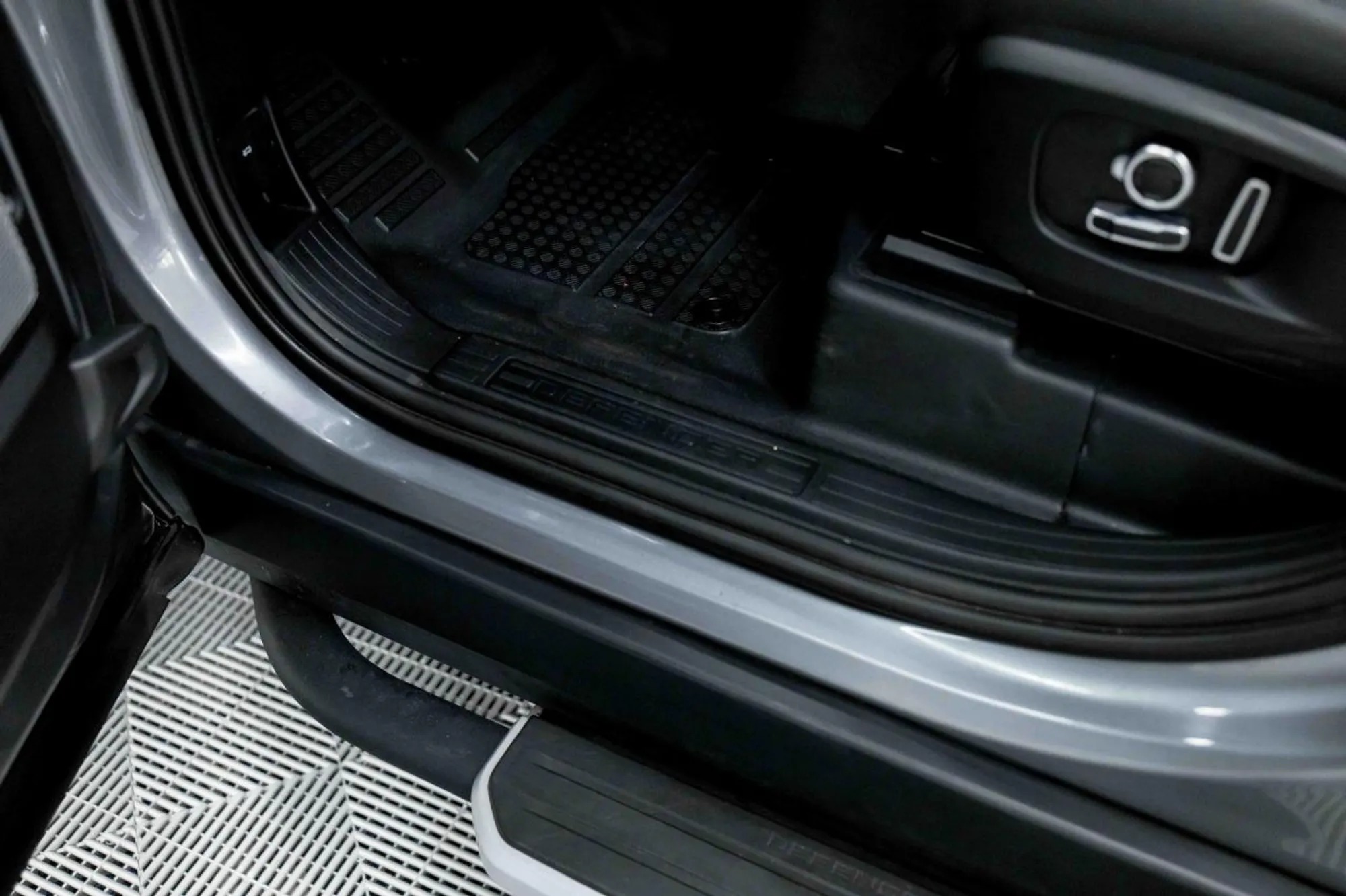 2023 Land Rover Defender SE