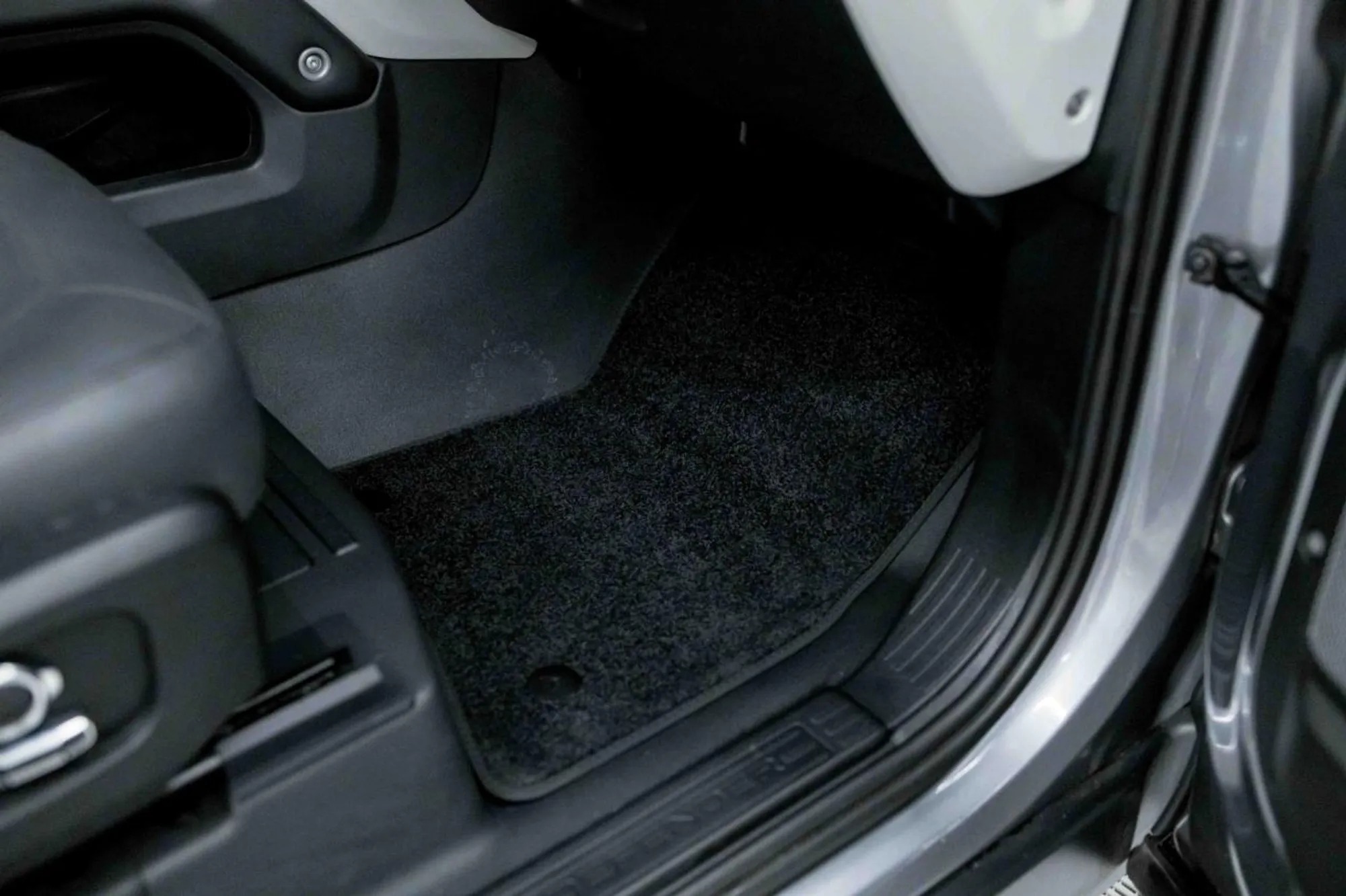 2023 Land Rover Defender SE