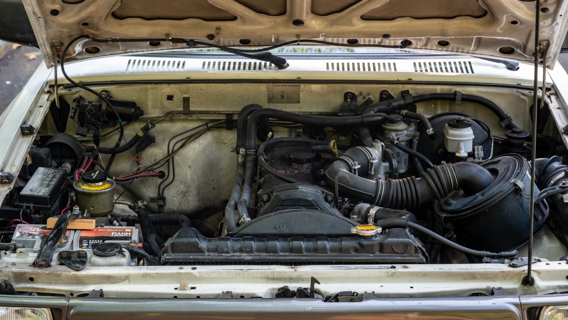 1989 TOYOTA HILUX LN105