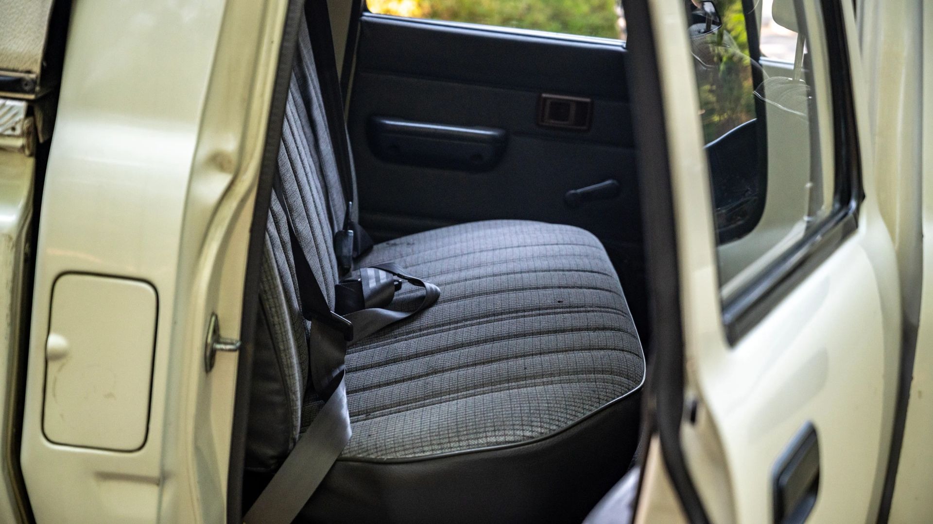 1989 TOYOTA HILUX LN105