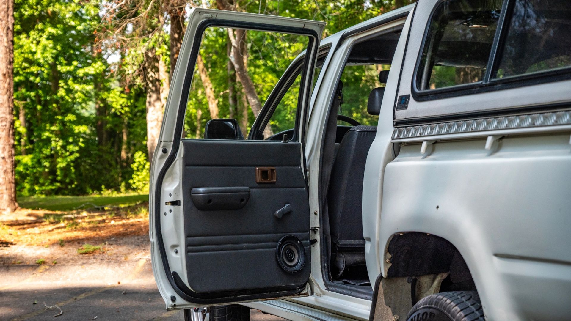 1989 TOYOTA HILUX LN105