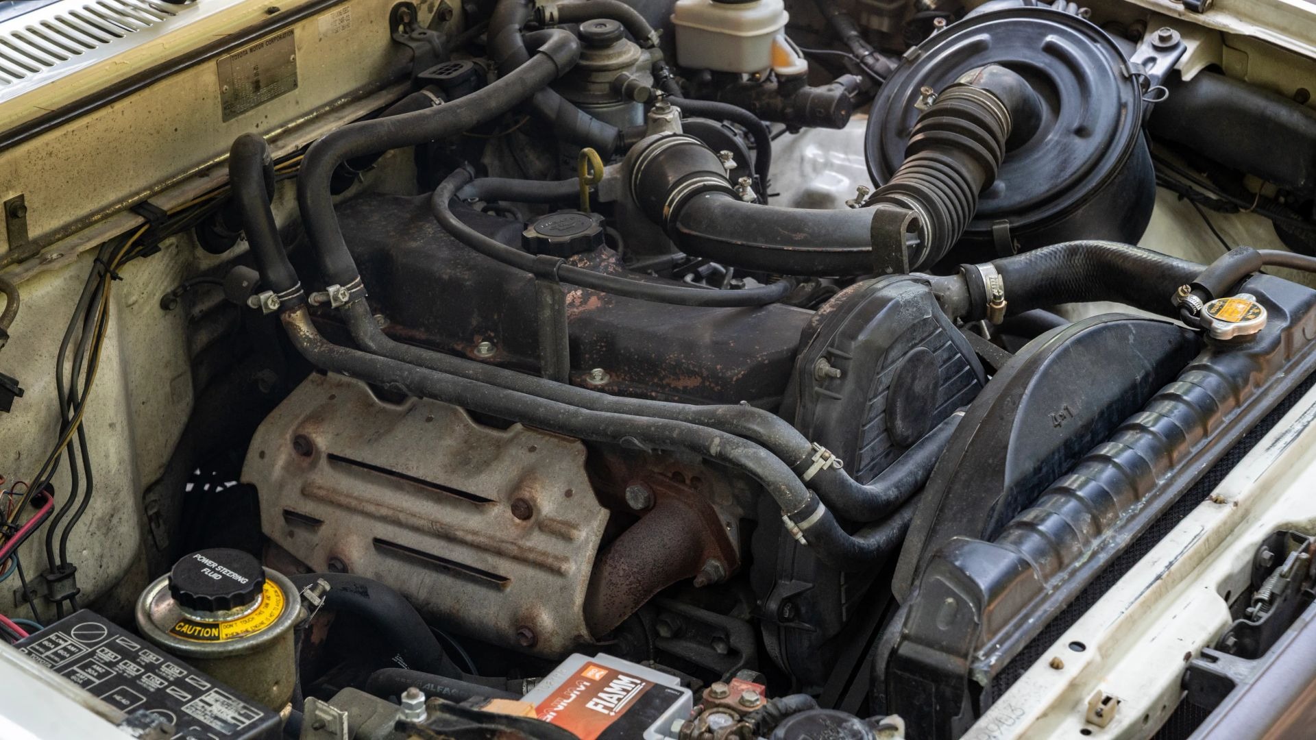 1989 TOYOTA HILUX LN105