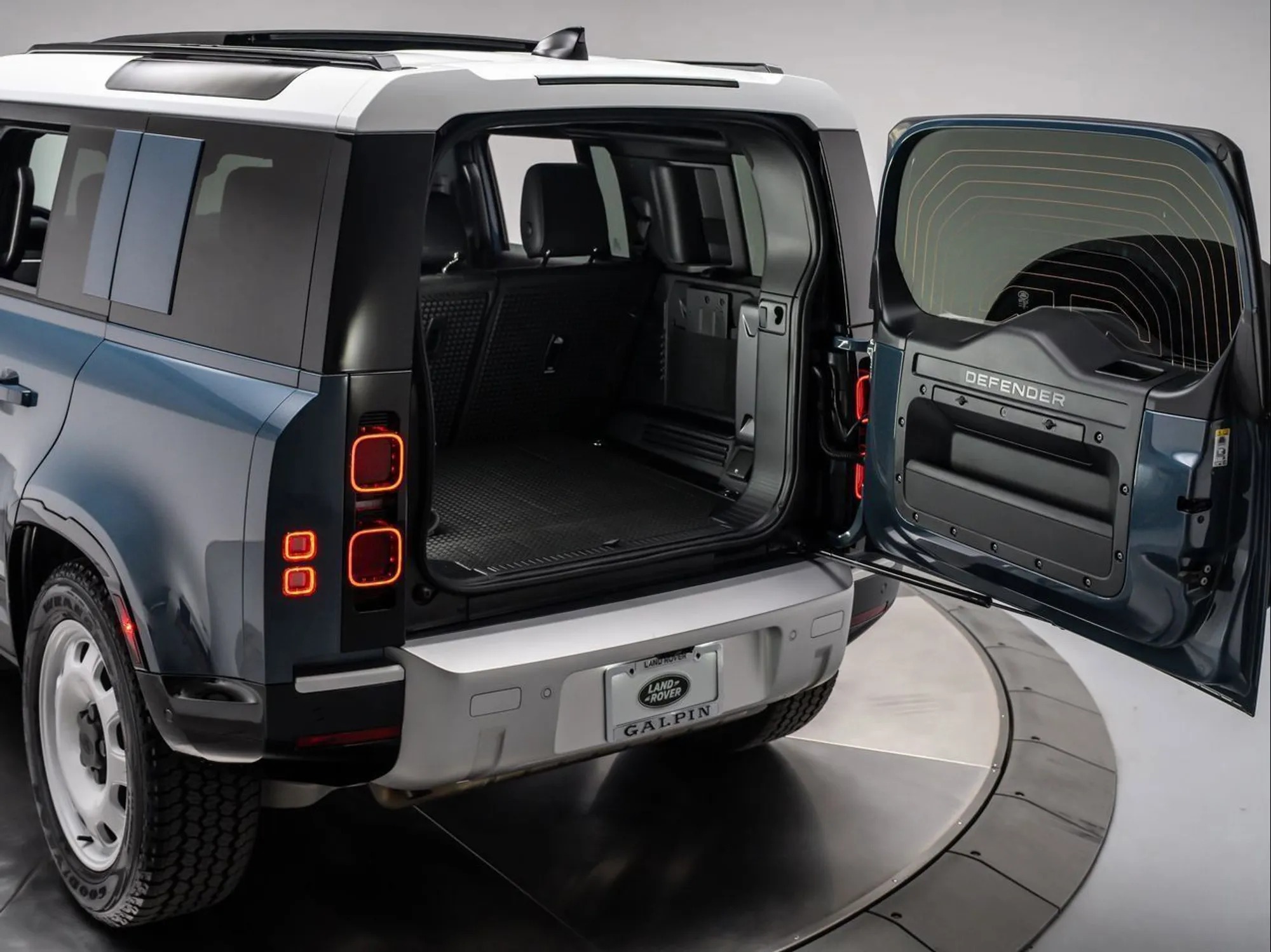 2025 Land Rover Defender 110 P300