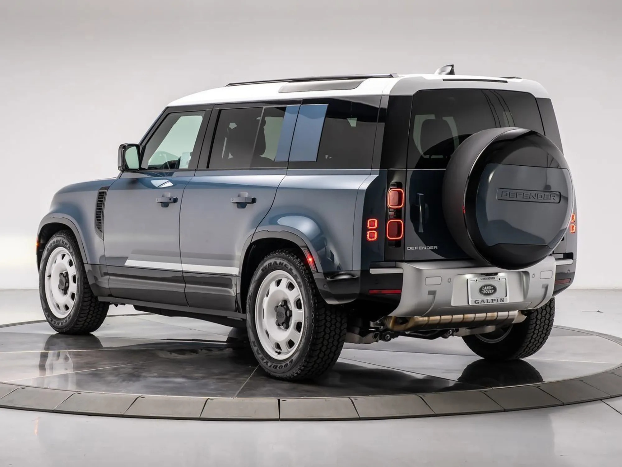 2025 Land Rover Defender 110 P300 - 3