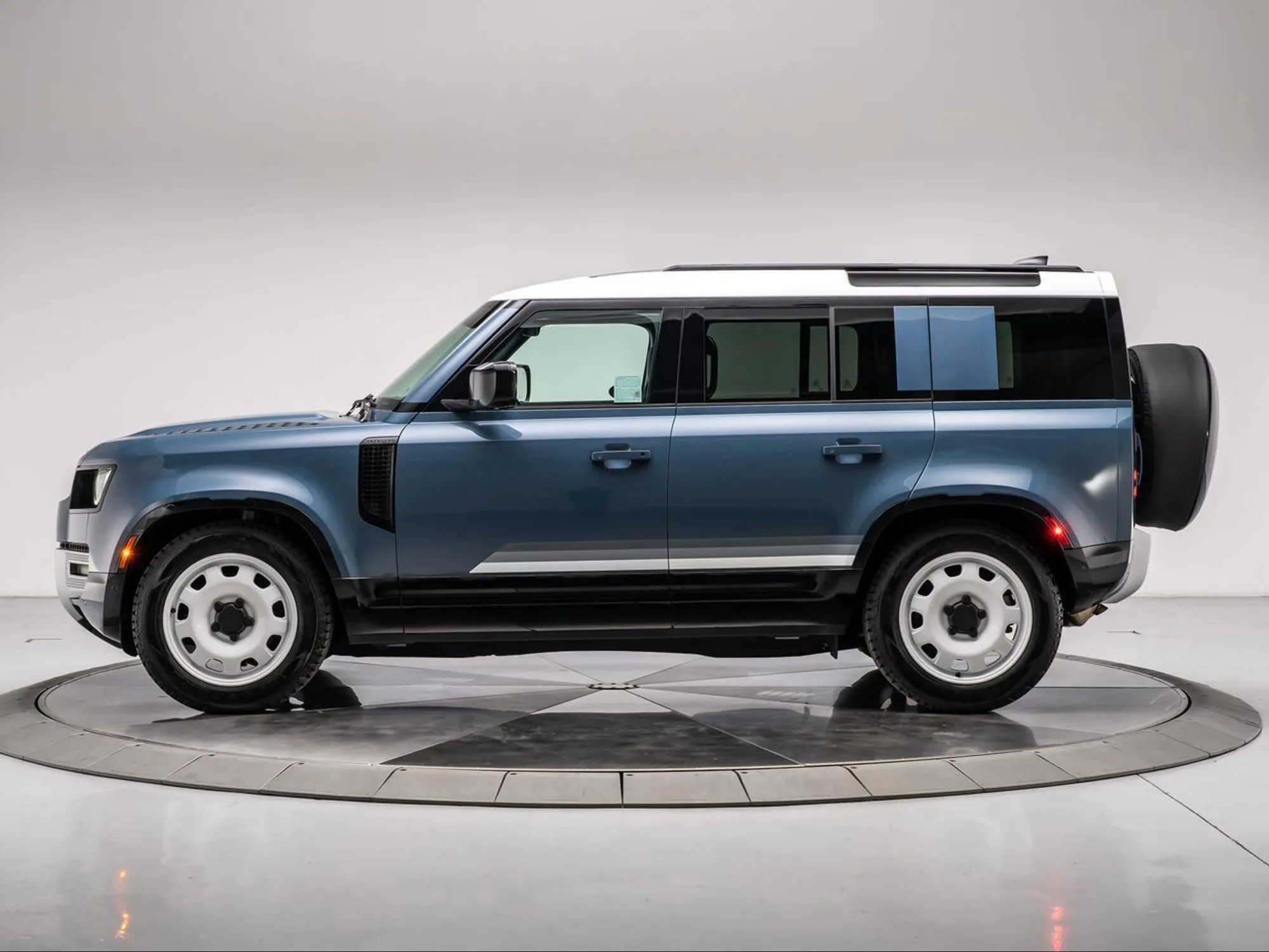 2025 Land Rover Defender 110 P300 - 2