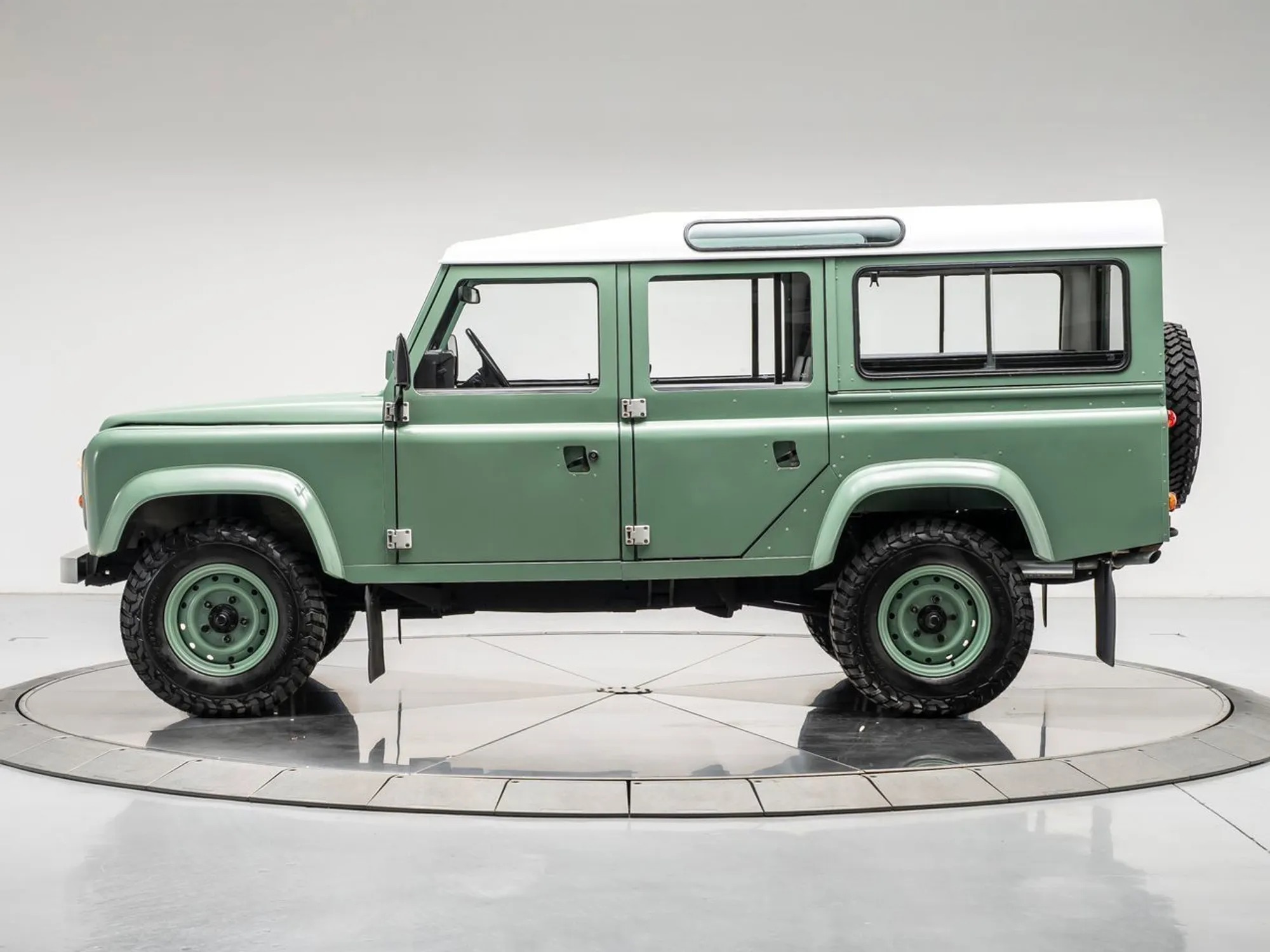 1986 Land Rover Defender 110 - 2