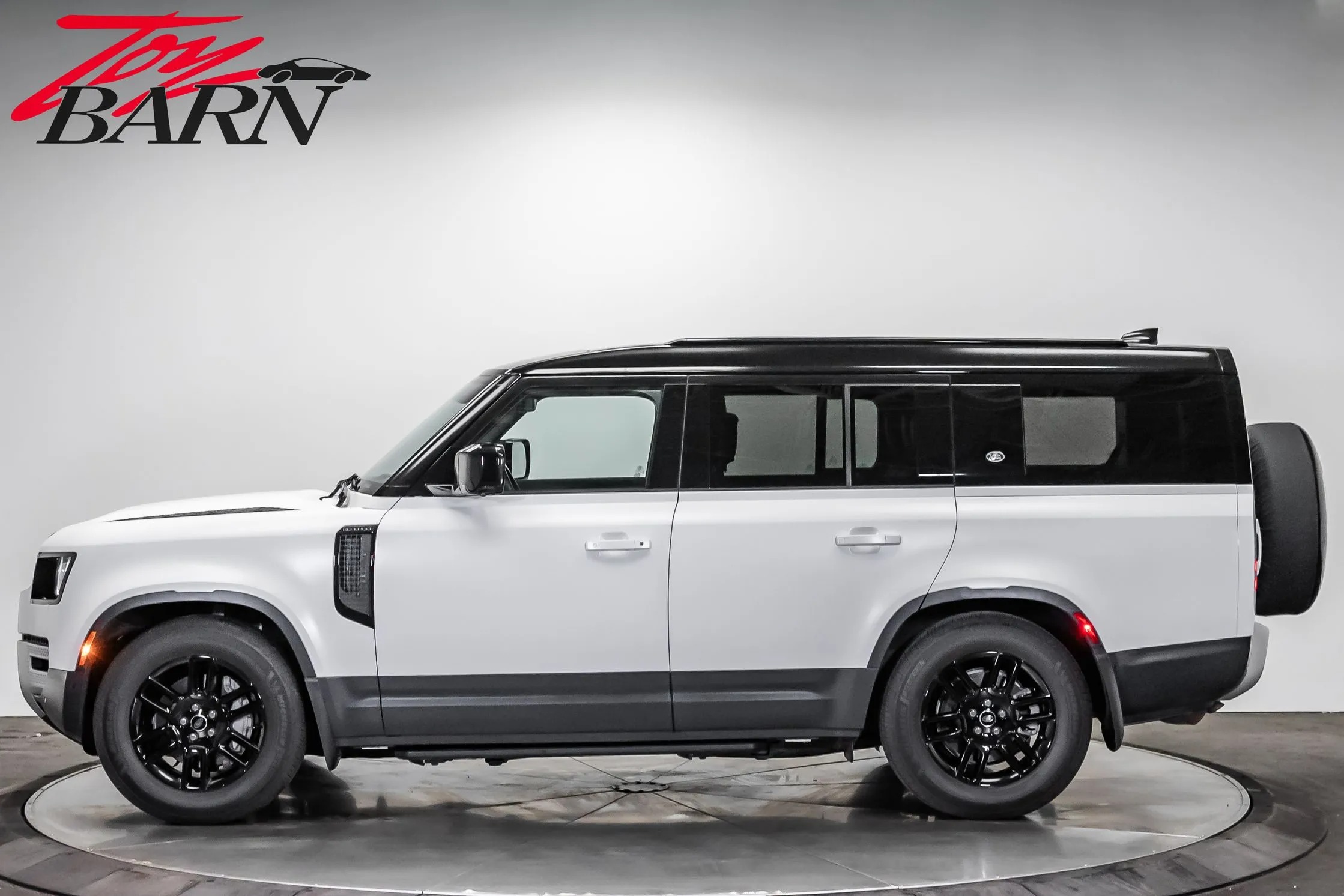2023 Land Rover Defender 130 SE - 4