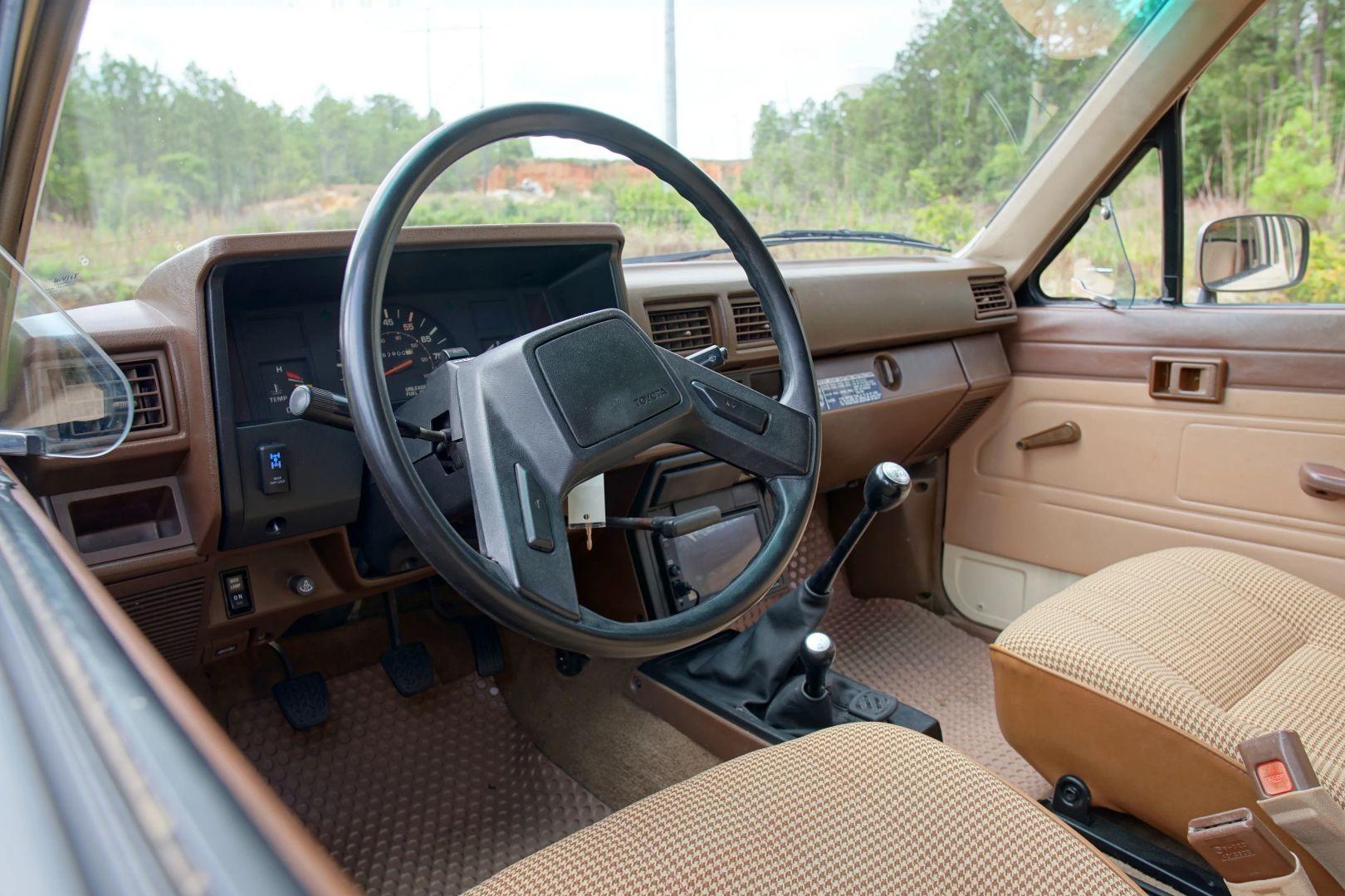 1984 Toyota Pickup Flatbed 4X4 Restomod