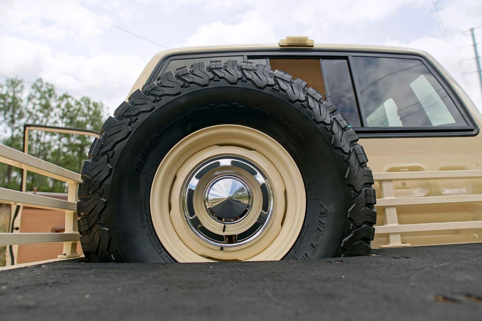 1984 Toyota Pickup Flatbed 4X4 Restomod