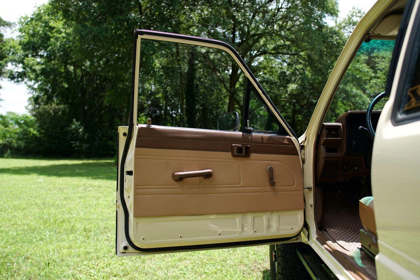 1984 Toyota Pickup Flatbed 4X4 Restomod
