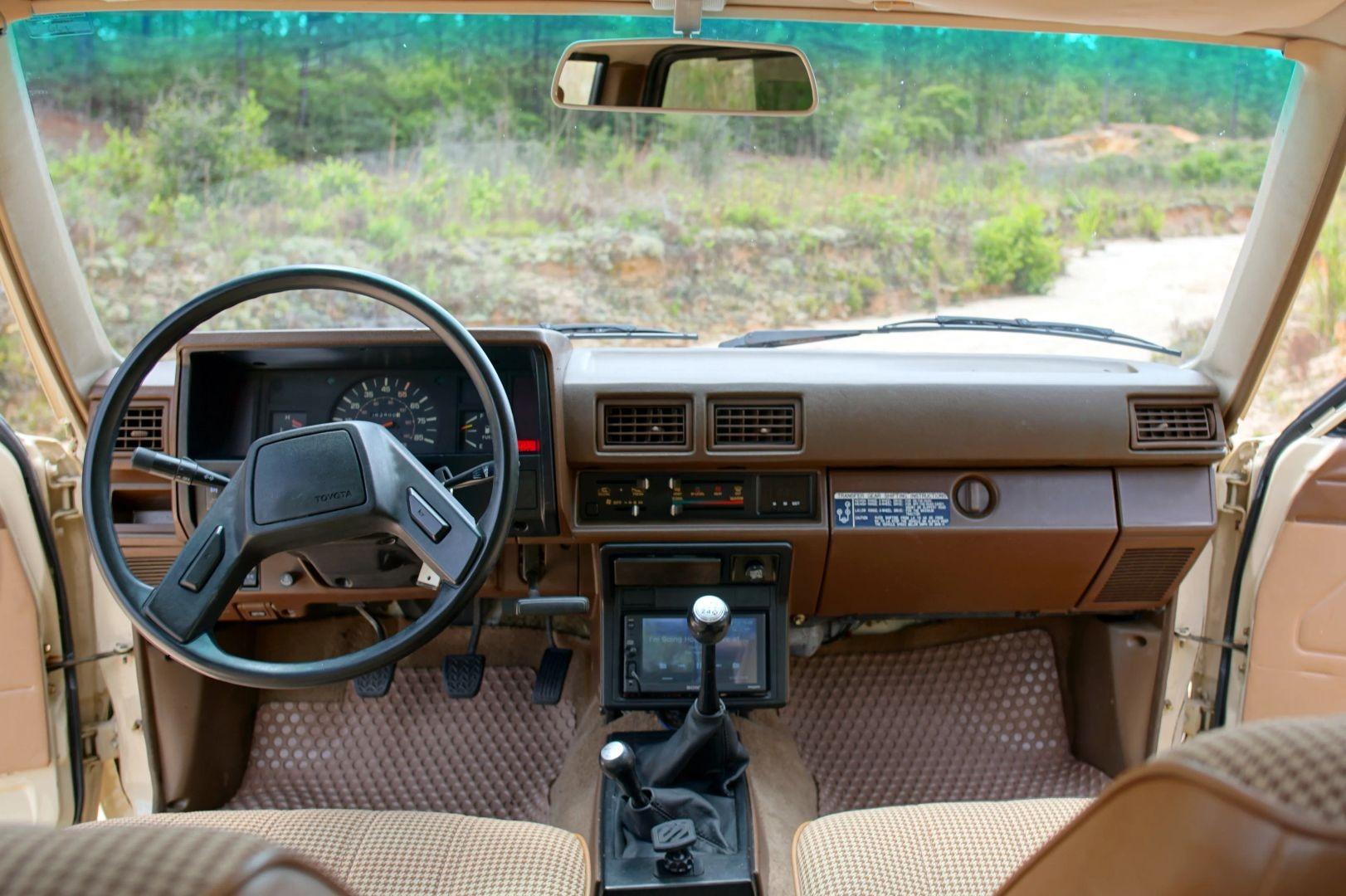1984 Toyota Pickup Flatbed 4X4 Restomod - 4