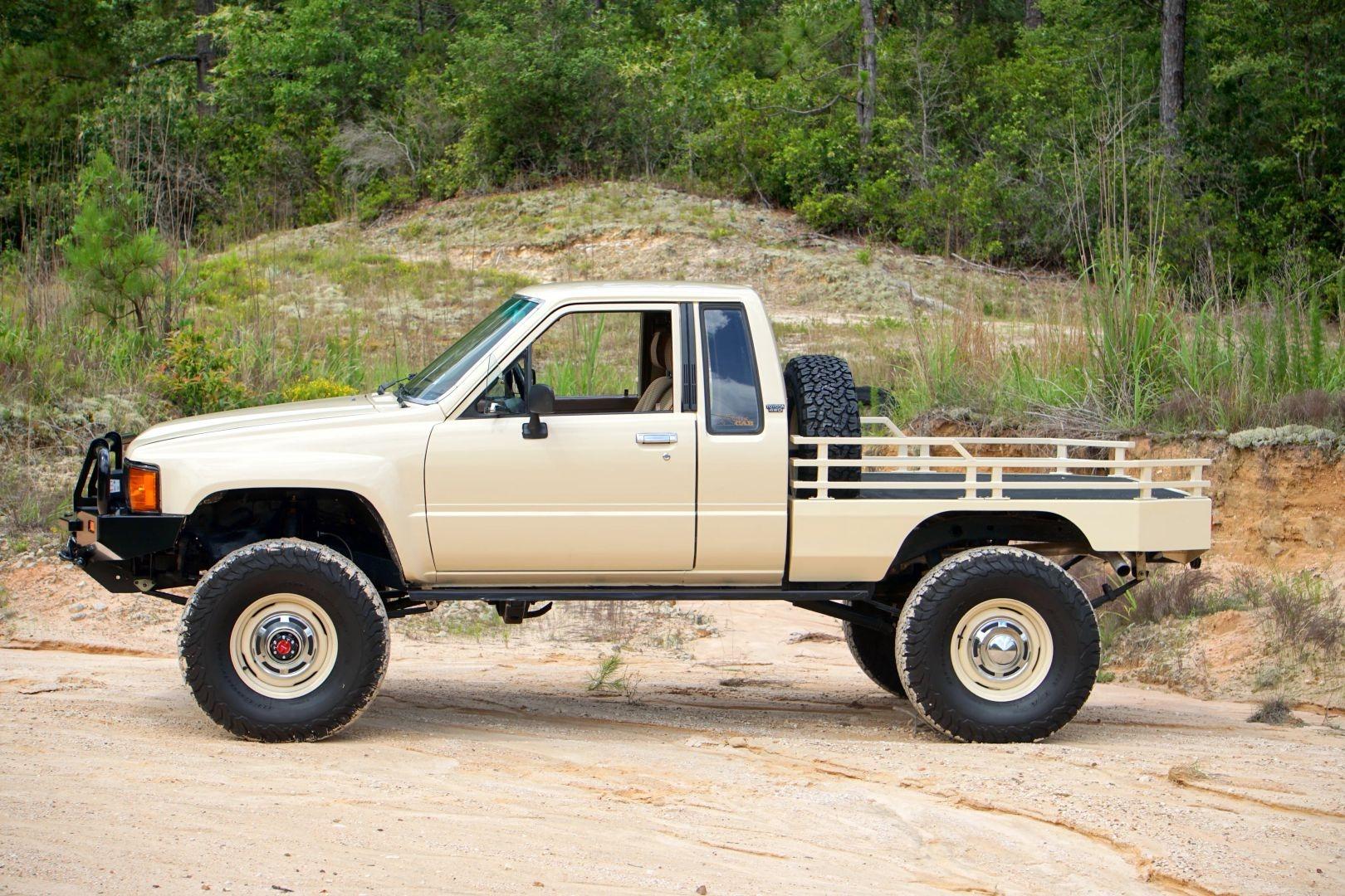1984 Toyota Pickup Flatbed 4X4 Restomod