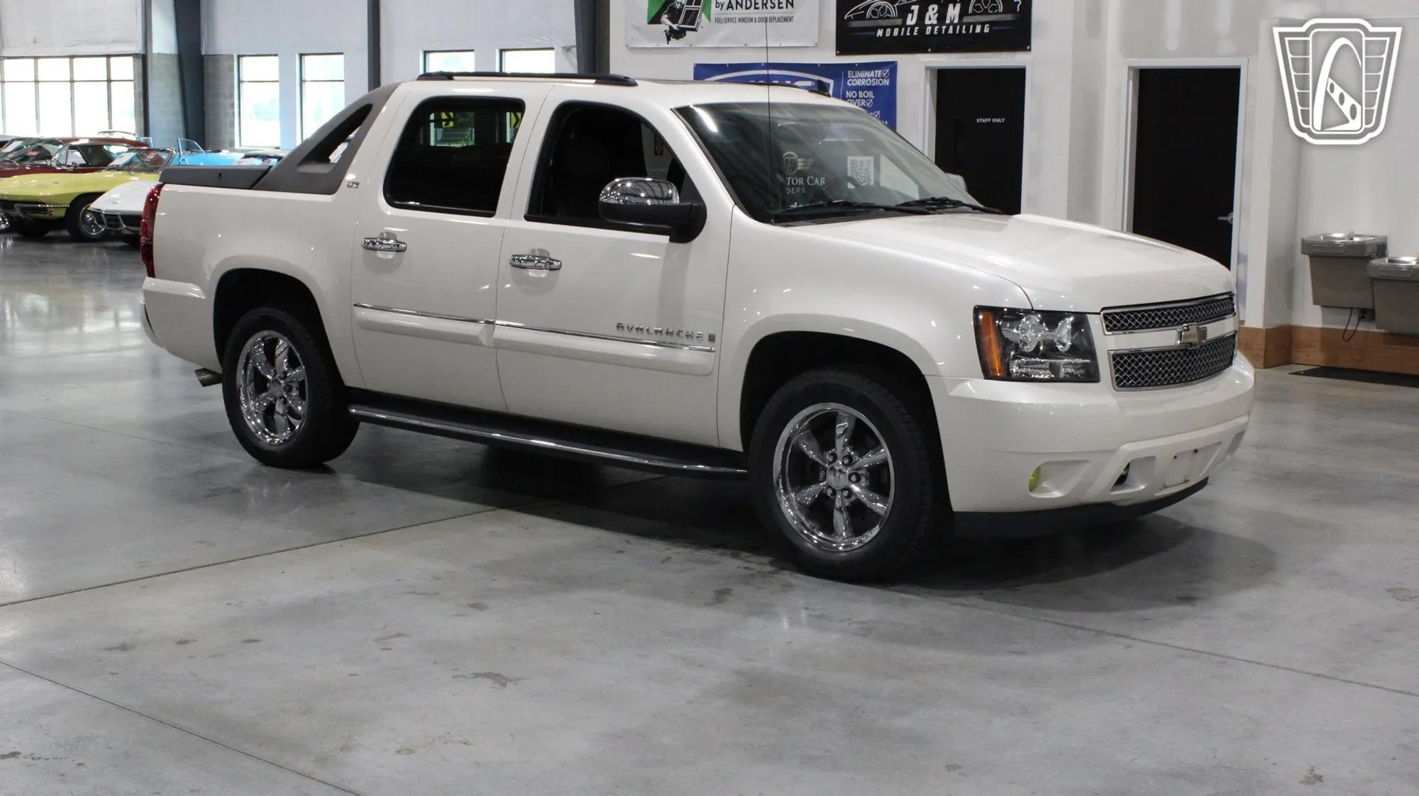 2008 Chevrolet Avalanche LS - 3